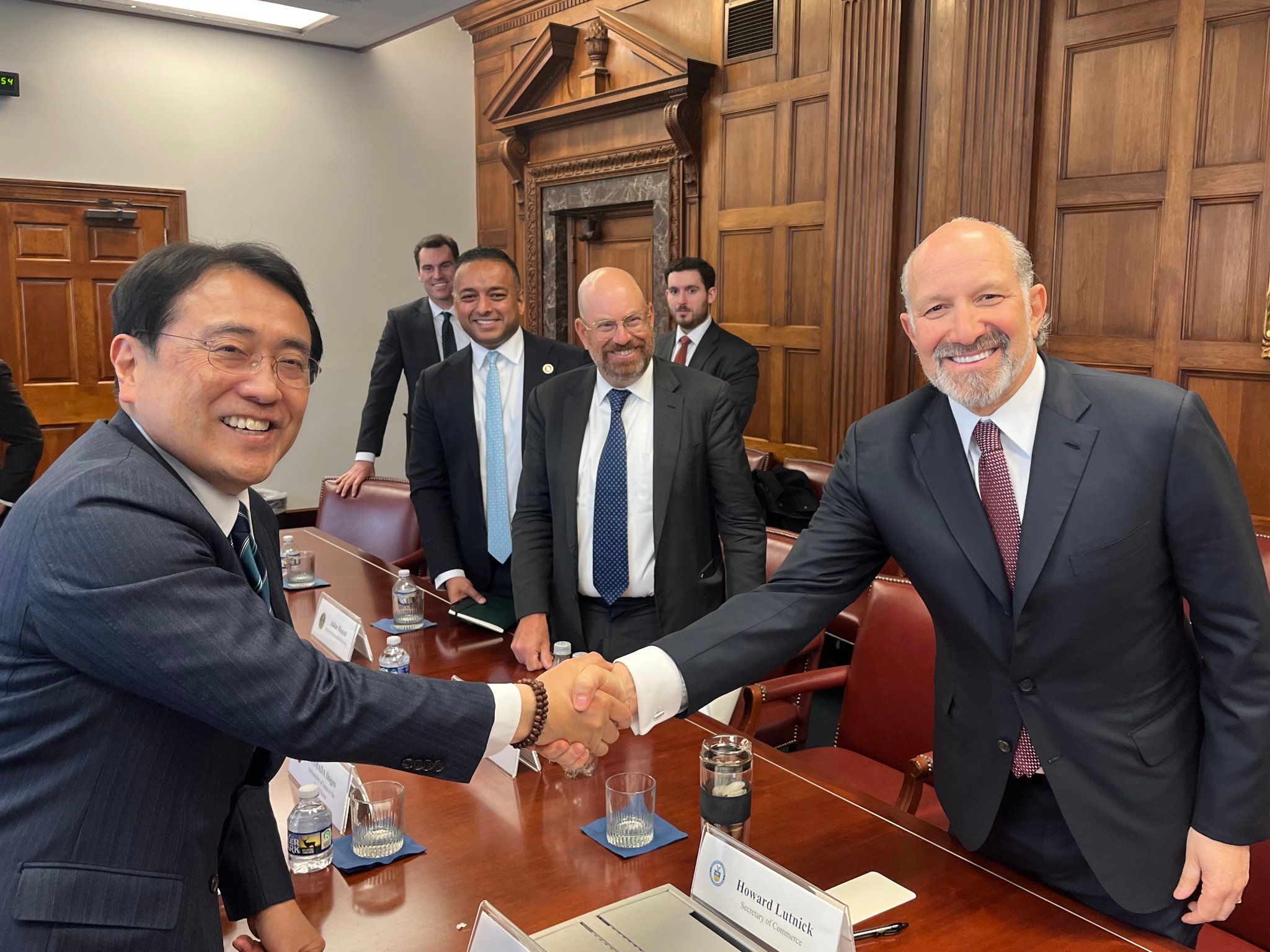 日本経済產業大臣赤澤亮正（左）再次前往華府，與盧特尼克（右）談判。（取自經濟產業省粉專）