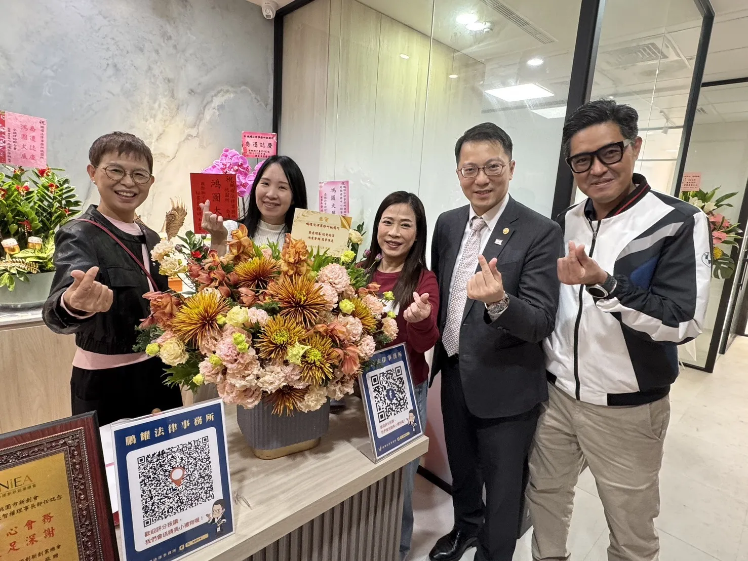喬遷迎新，創辦人戴智權律師廣邀桃園地方企業到場支持，成功帶動滿場人氣。（圖／鵬耀法律事務所提供）