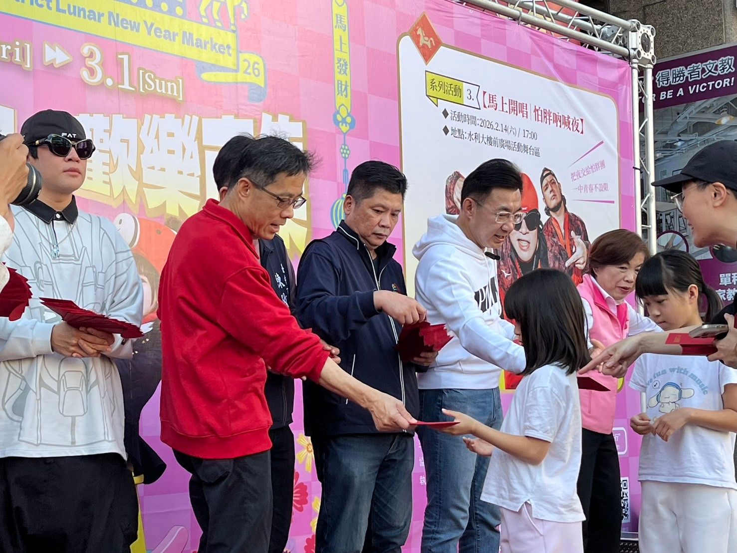 中市府經發局長張峯源跟與會貴賓一起發購購券紅包給民眾。(圖/台中市政府)