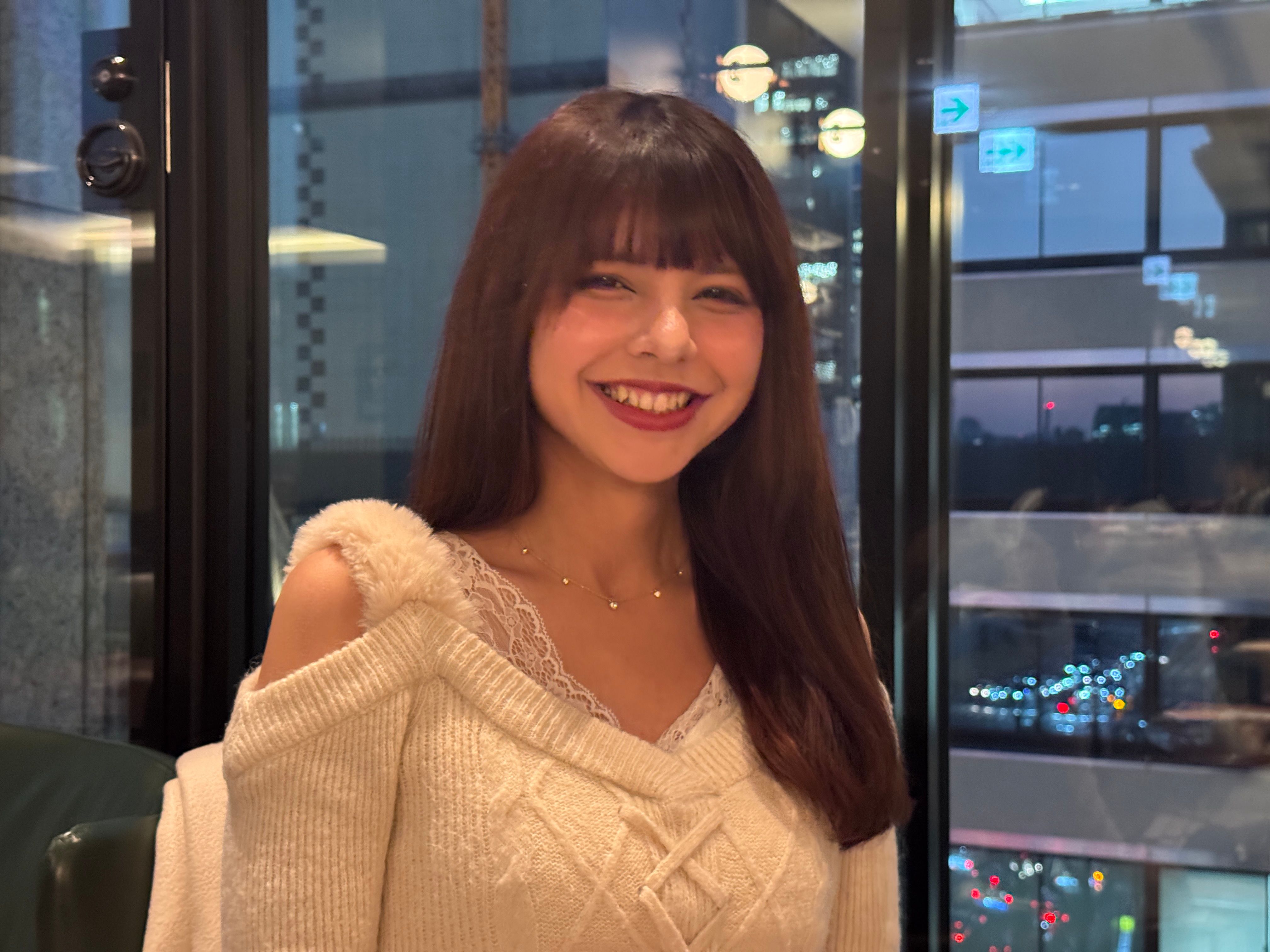 台湾・ヨルダンハーフモデルのLINAは、多言語能力とユニークな背景を武器に東京のファッション界で高い適応力を発揮し、プロフェッショナルなファッションウィークのランウェイを目指している。黃信維