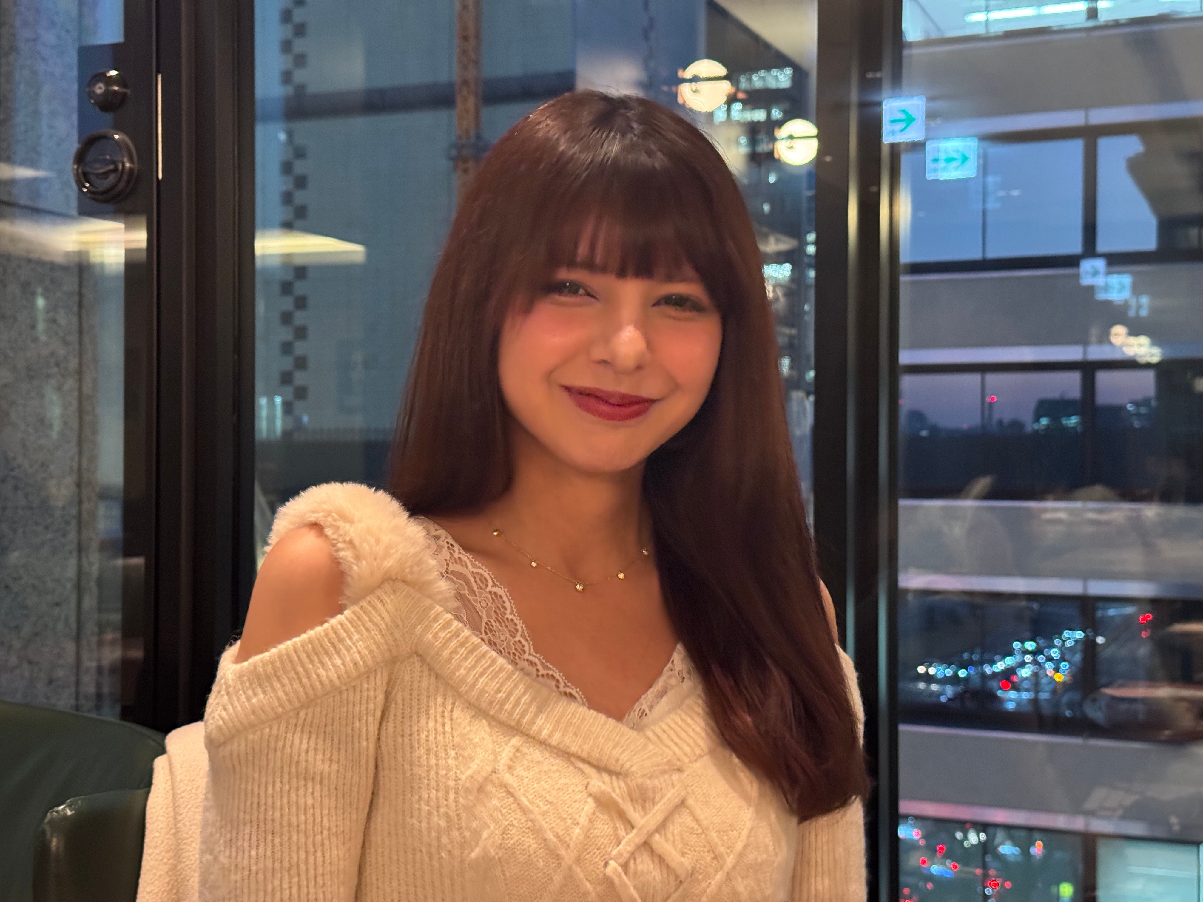 台湾・ヨルダンハーフモデルのLINAは、多言語能力とユニークな背景を武器に東京のファッション界で高い適応力を発揮し、プロフェッショナルなファッションウィークのランウェイを目指している。黃信維