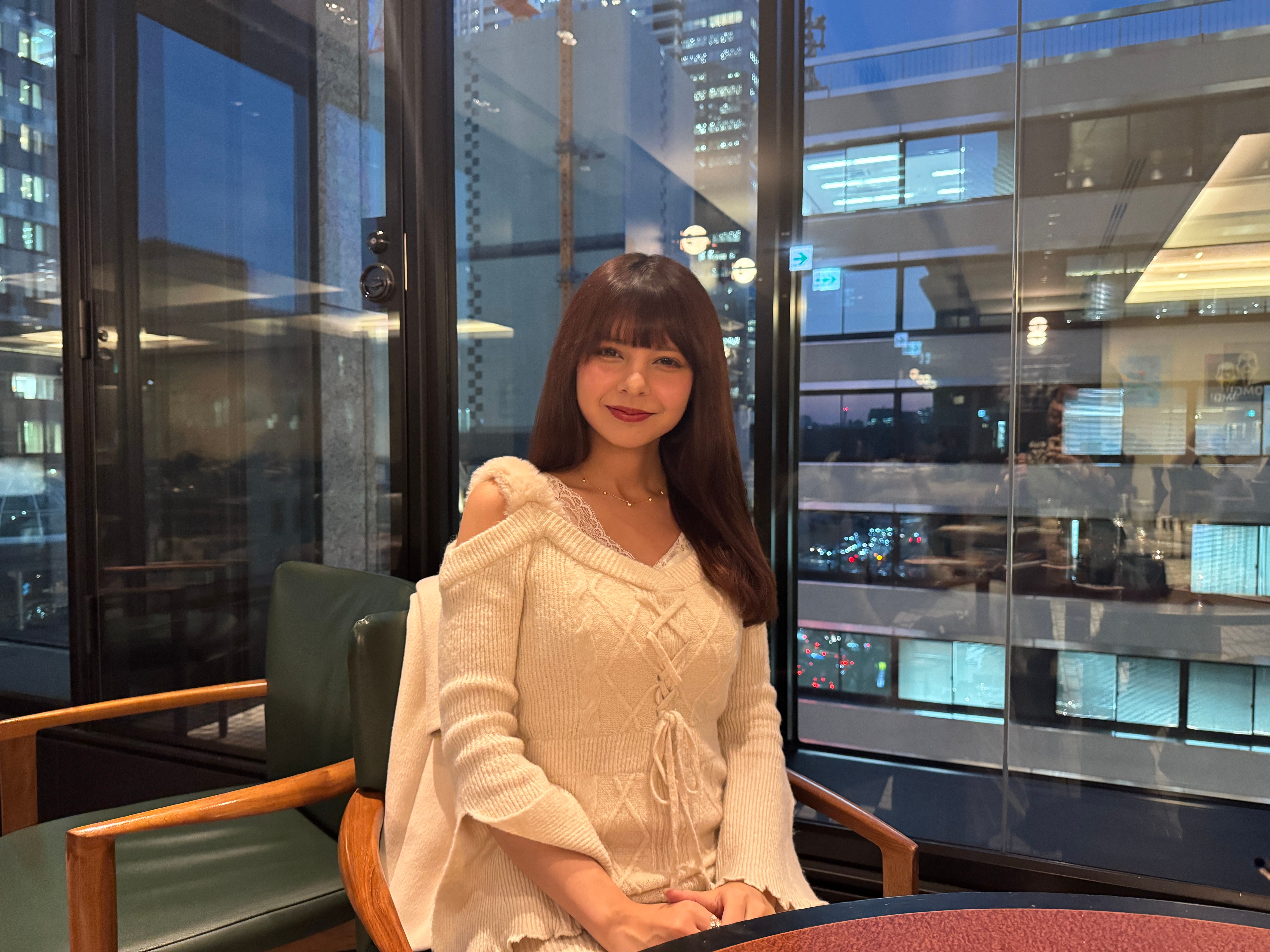 台湾・ヨルダンハーフモデルのLINAは、多言語能力とユニークな背景を武器に東京のファッション界で高い適応力を発揮し、プロフェッショナルなファッションウィークのランウェイを目指している。黃信維