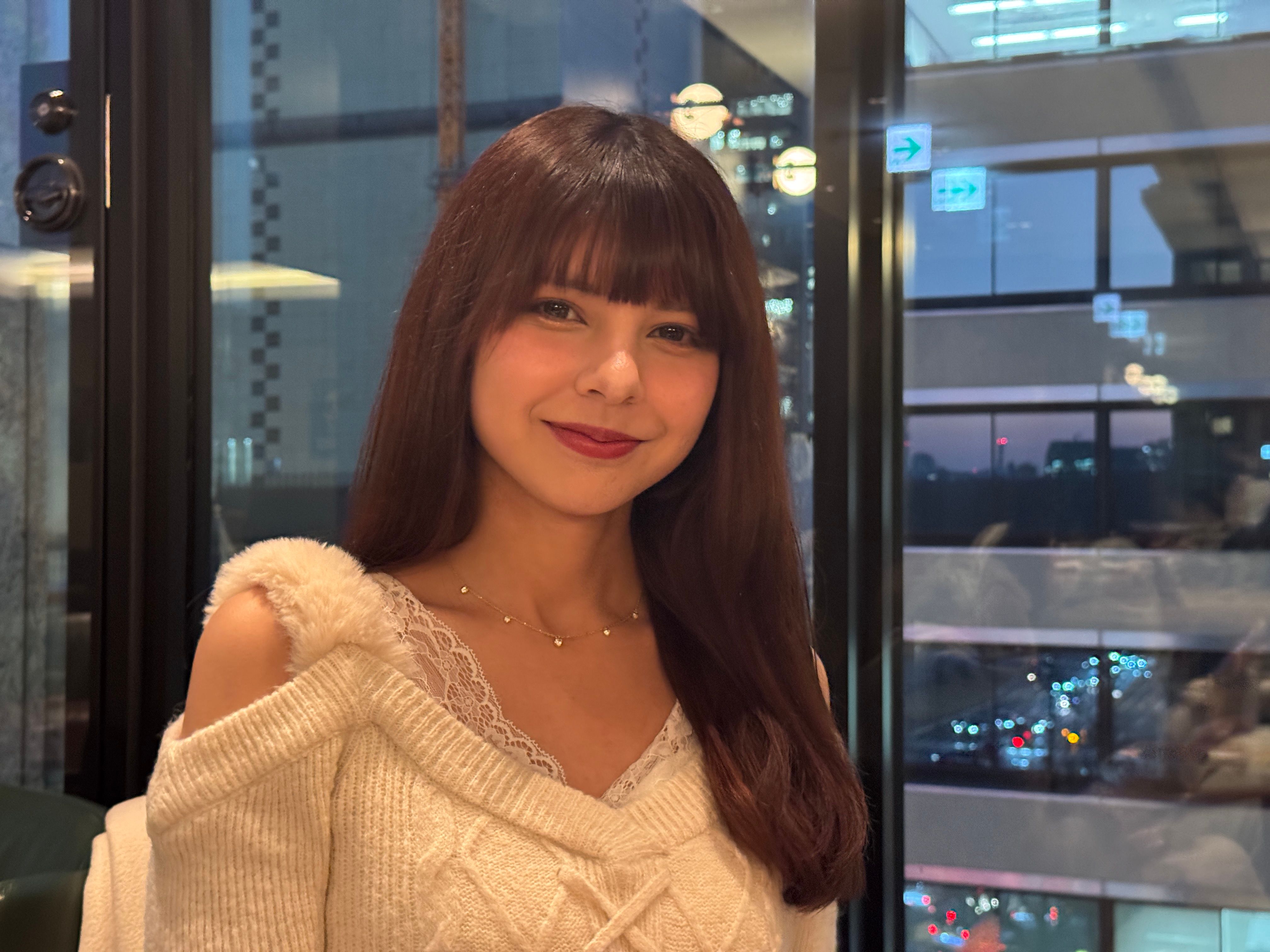 台湾・ヨルダンハーフモデルのLINAは、多言語能力とユニークな背景を武器に東京のファッション界で高い適応力を発揮し、プロフェッショナルなファッションウィークのランウェイを目指している。黃信維