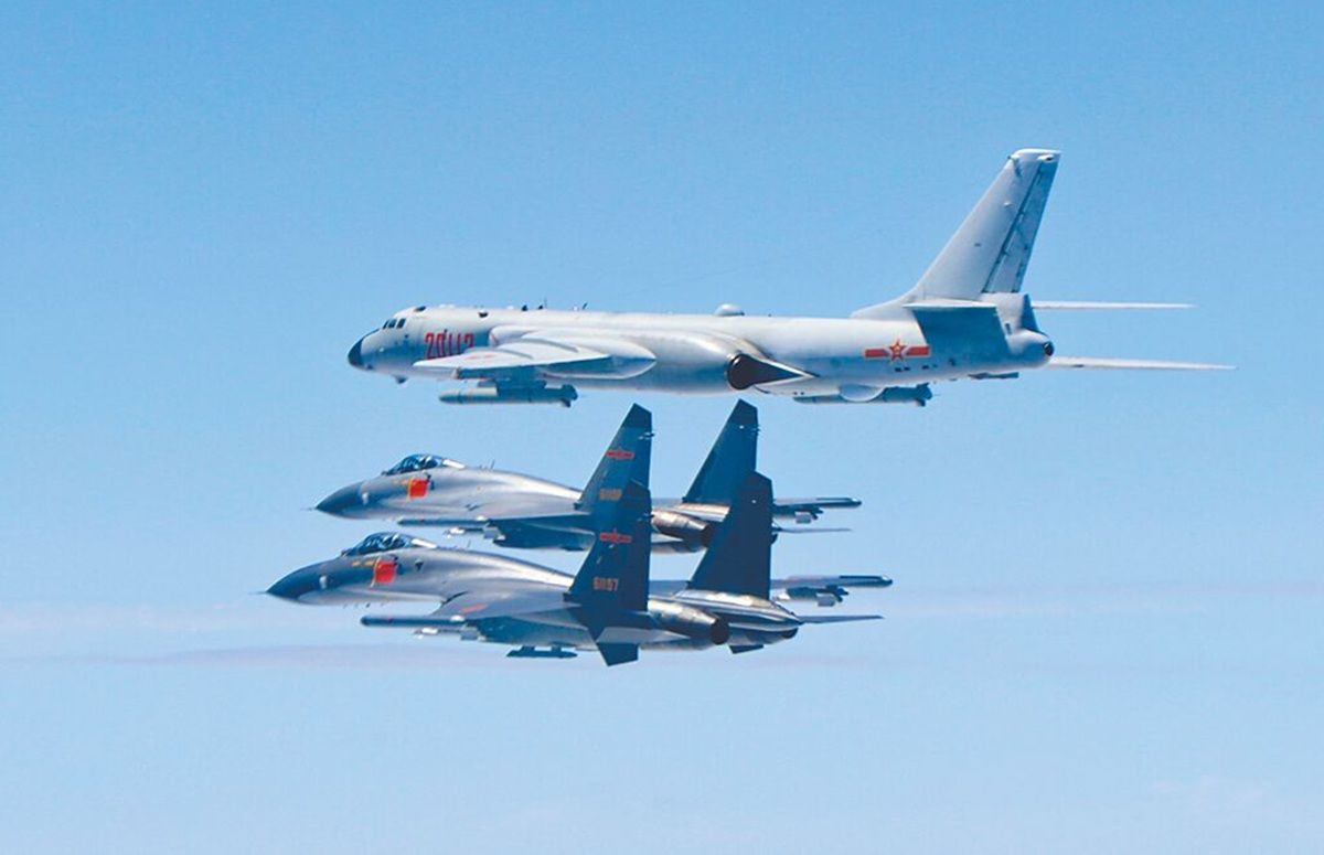 解放軍農曆年前舉行「遠海長航暨海空聯訓」與「聯合戰備警巡」。圖為共機編隊飛行。（新華社）