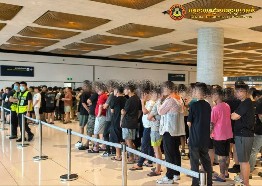 為了洗刷詐騙國度污名，柬埔寨大力掃蕩境內詐騙集團，並大量遣返相關犯罪人士。（取自柬國移民部粉專）