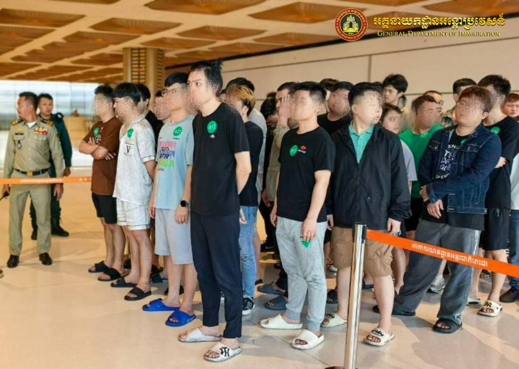 為了洗刷詐騙國度污名，柬埔寨大力掃蕩境內詐騙集團，並大量遣返相關犯罪人士。（取自柬國移民部粉專）