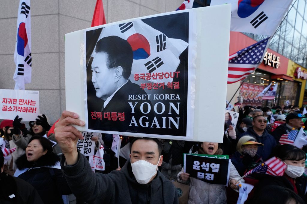 南韓法院19日對前總統尹錫悅進行判決，大批支持者再次聚集，高喊釋放尹錫悅。（美聯社）