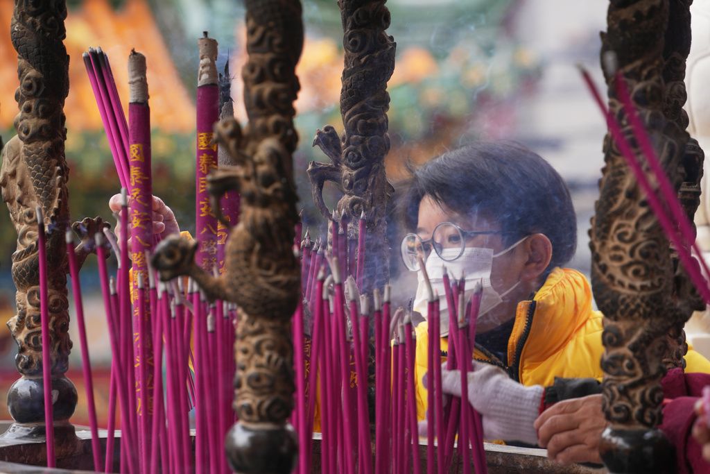 日本橫濱中華街的寺廟，在農曆春節期間湧入不少民眾祈福燒香。（美聯社）