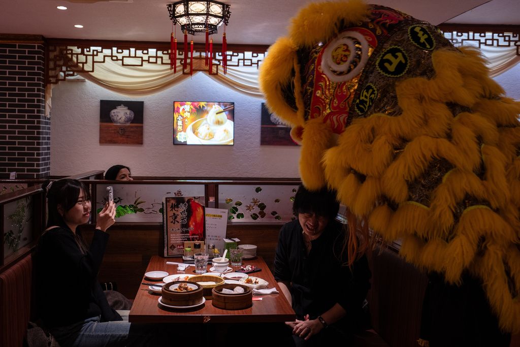 日本橫濱中華街餐廳，特別在農曆春節期間，聘請專業舞獅給饕客驚喜。（美聯社）