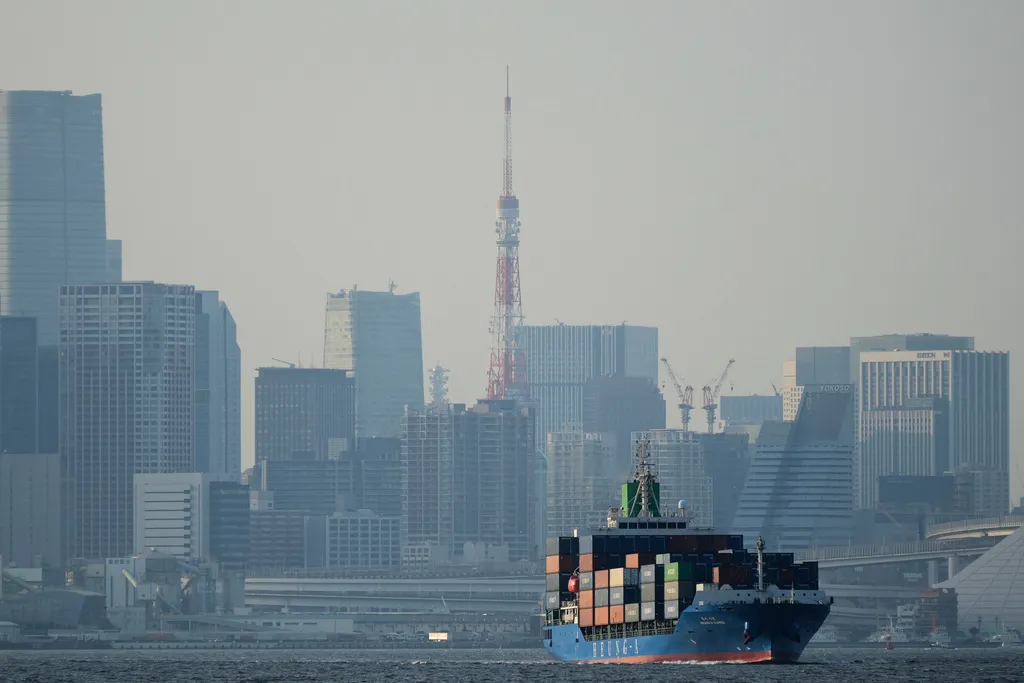 從東京灣看向市區和東京鐵塔的景色。（美聯社）