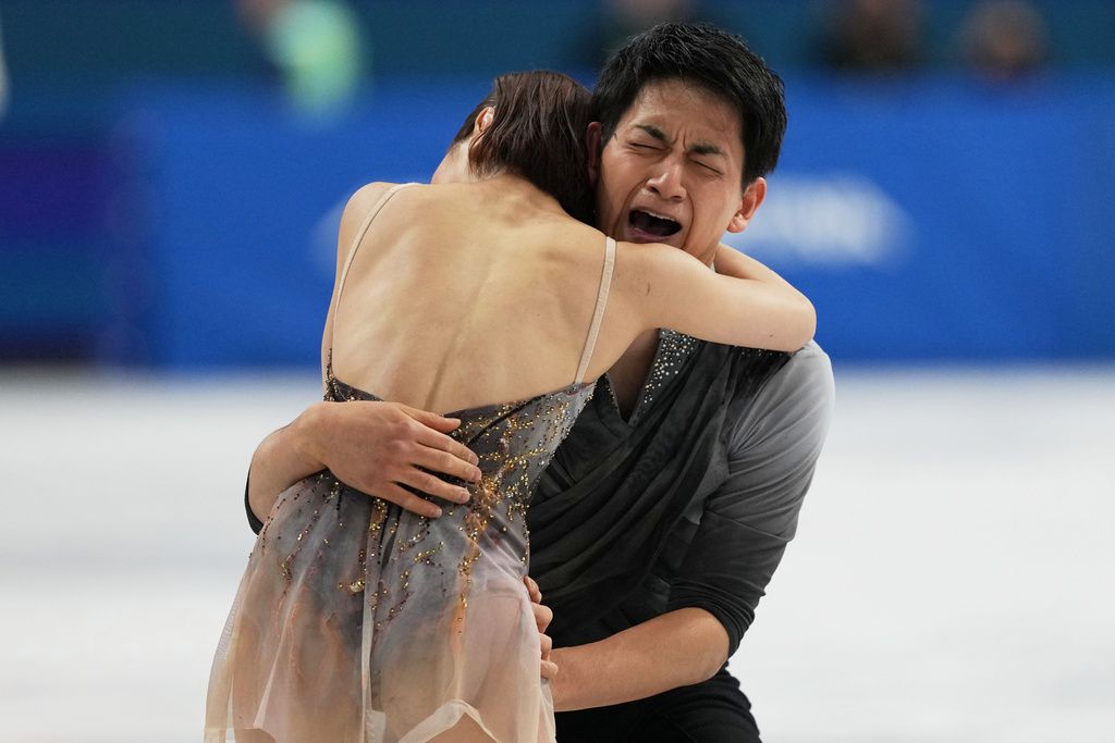 日本雙人花式滑冰選手三浦璃來與木原龍一，成功上演逆轉奪金，兩人賽後相擁而泣。（美聯社）