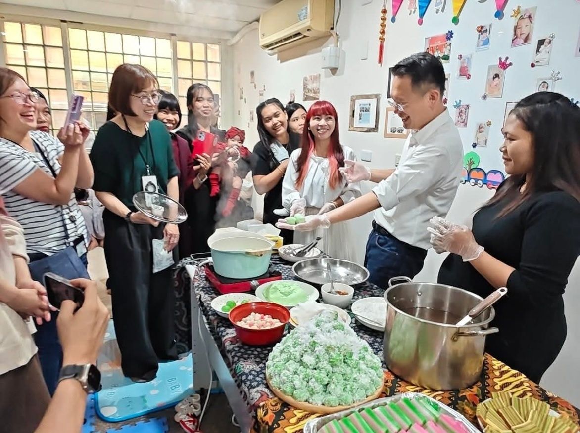 蘇俊賓與移工媽媽們一起製作甜點。（圖／翻攝自蘇俊賓臉書）