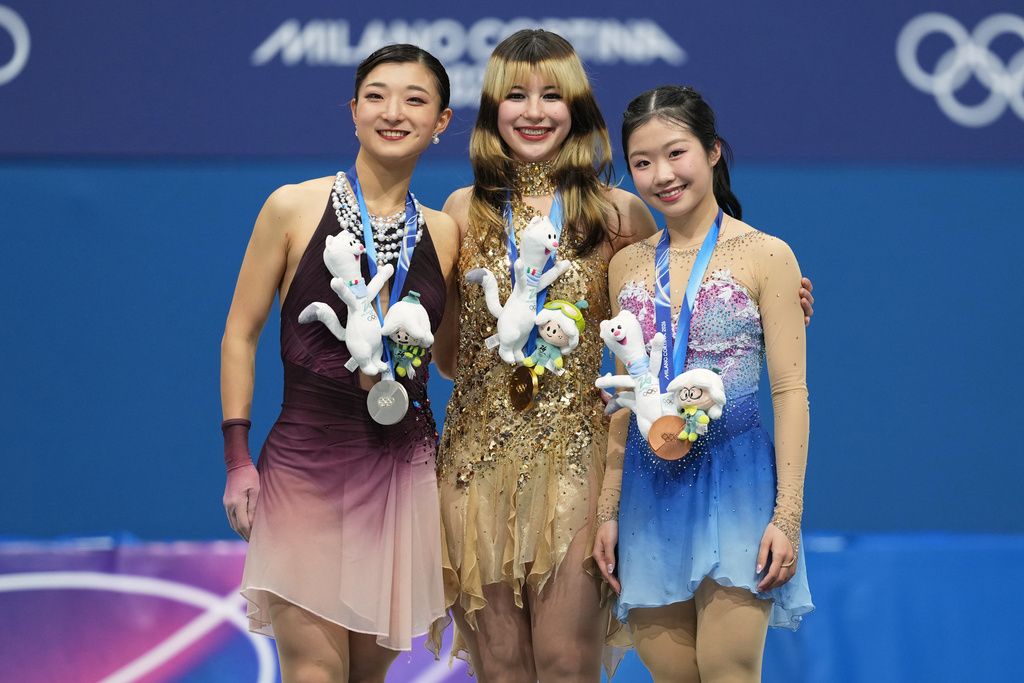 華裔花式滑冰選手劉美賢（中）奪下女子個人賽金牌，日本的坂本花織（左）和中井亞美分別拿下銀銅牌。（美聯社）