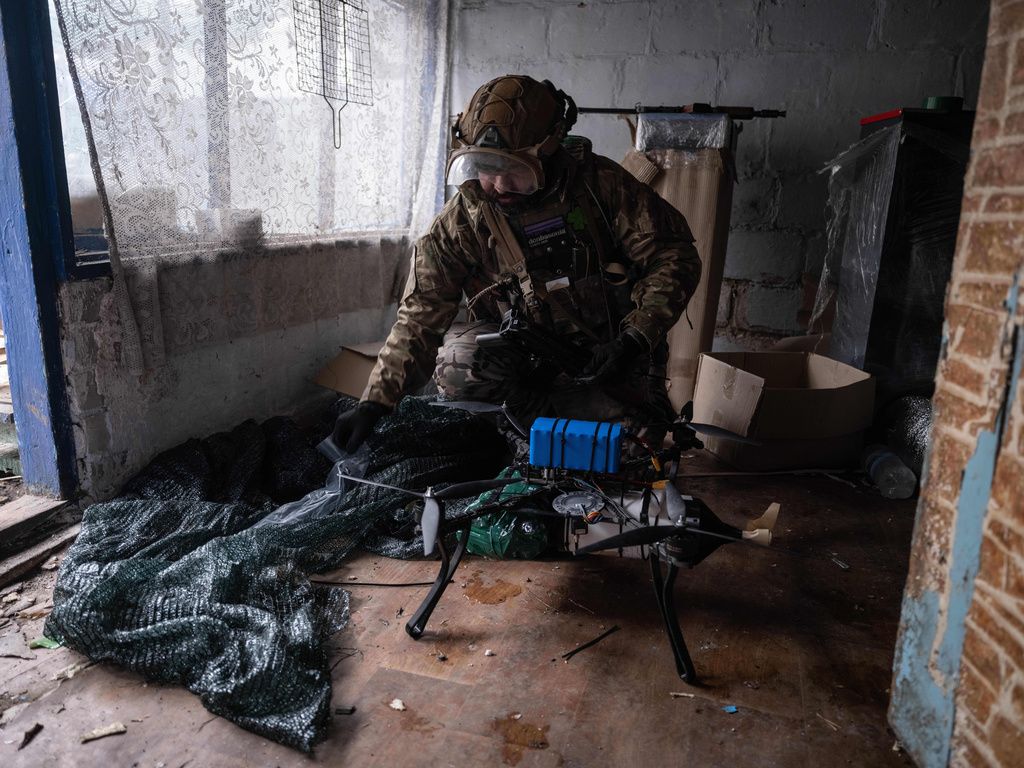 烏克蘭軍人正在測試和準備無人機。（美聯社）