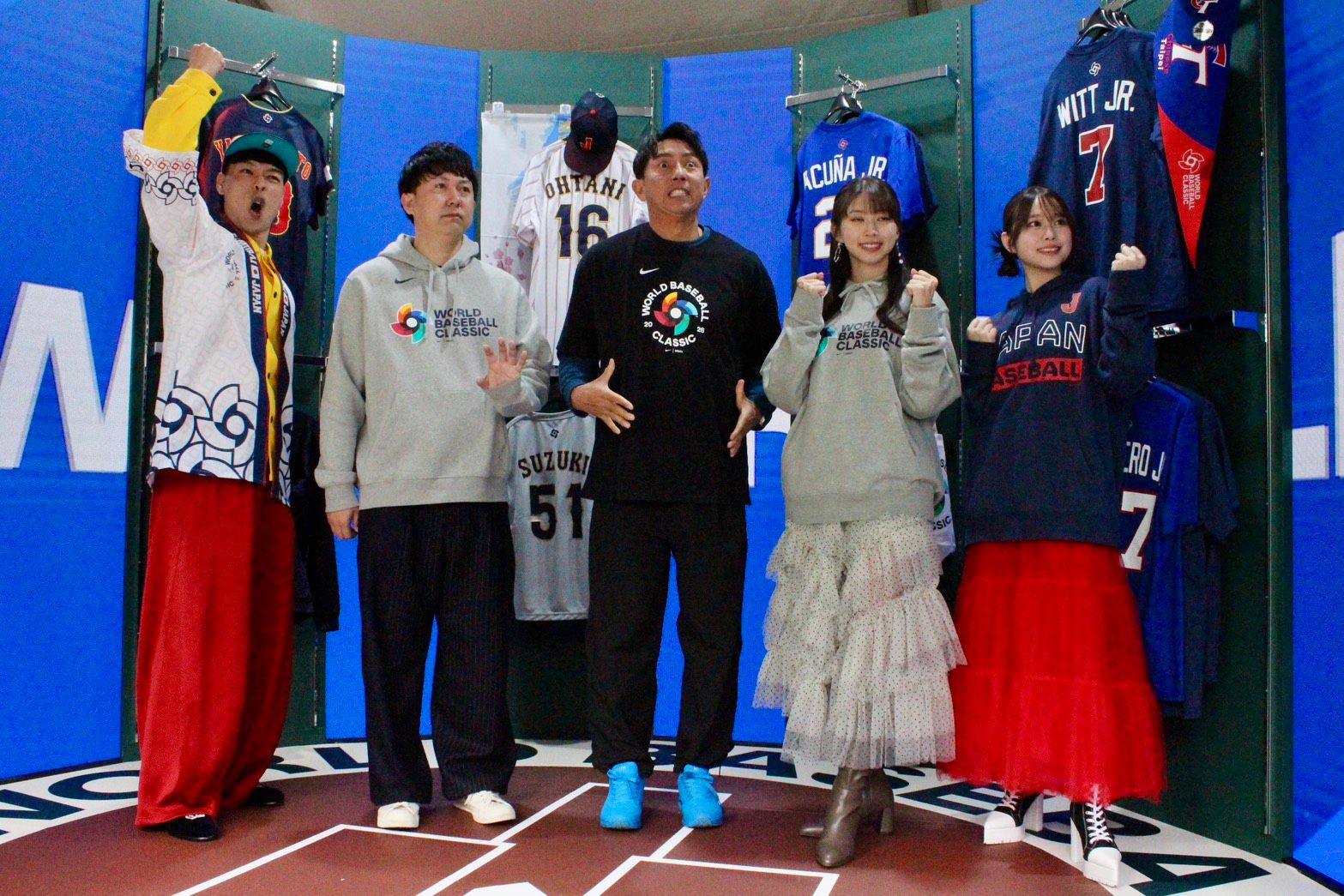20260220-WBC經典賽官方商店澀谷開幕。左至右依序為搞笑組合Batteries的王牌、寺家、2006年日本代表隊前國手川崎宗則、「早安少女組」牧野真莉愛、演員森山未唯。（黃信維攝）