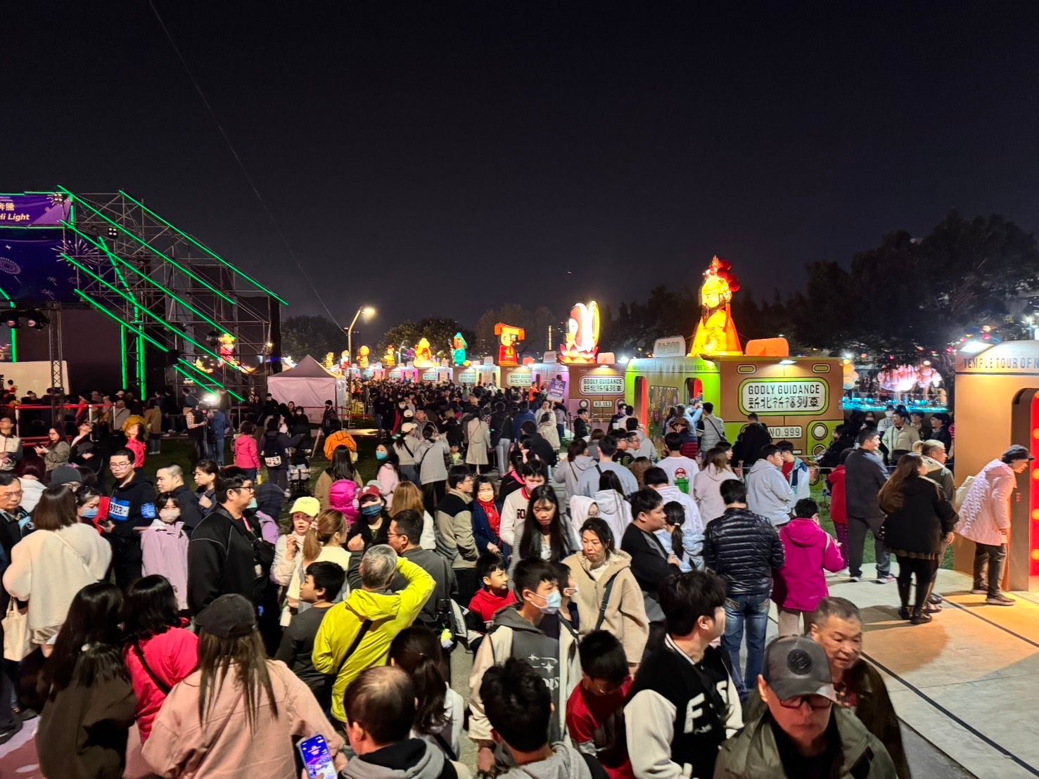 新北燈會吸引滿滿賞燈人潮 (圖/新北市政府民政局)