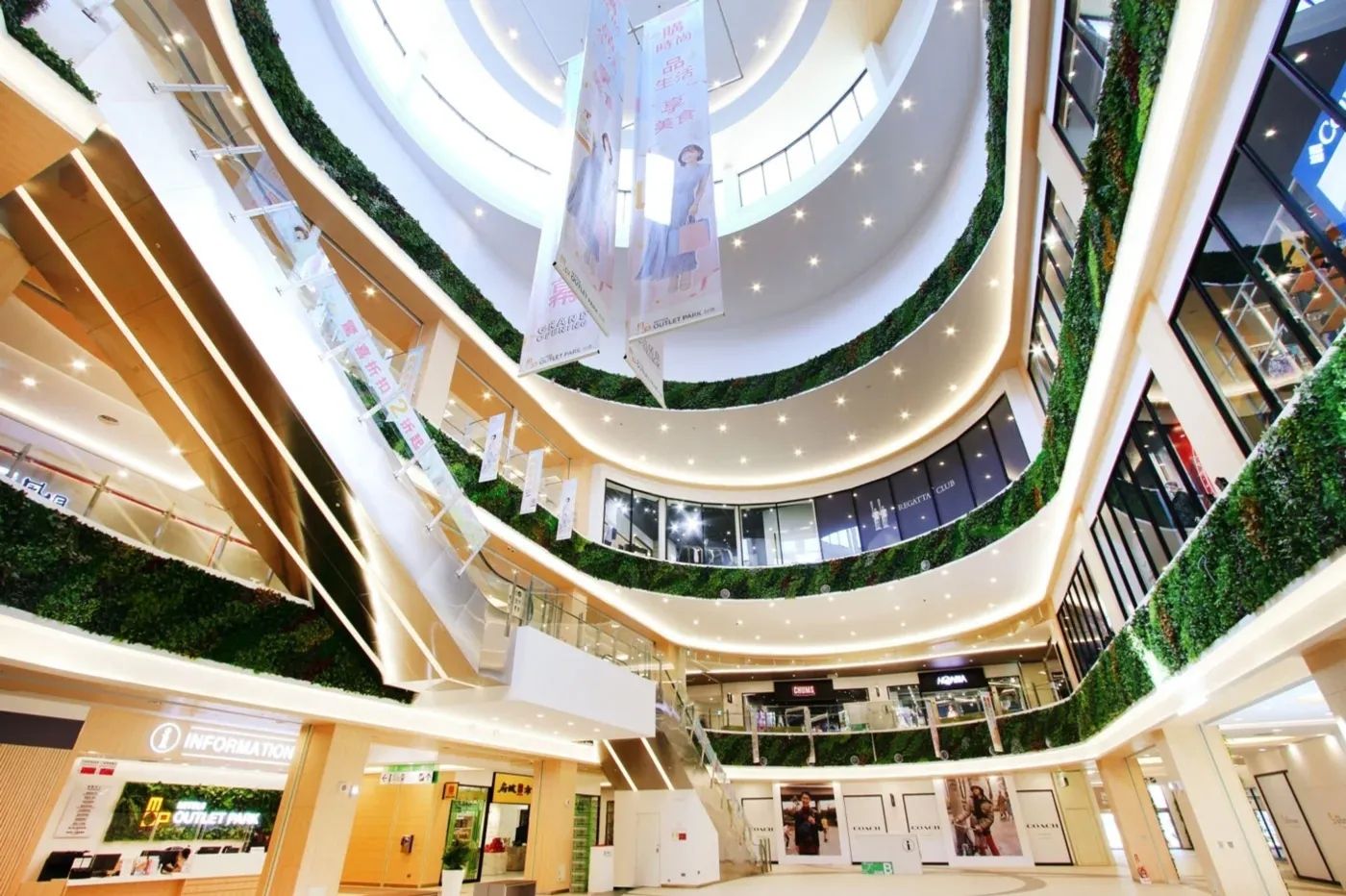 MITSUI OUTLET PARK台南憑藉高鐵與台鐵雙鐵直達的優勢,成為全台最方便的購物首選。(圖/MITSUI OUTLET PARK 台南)