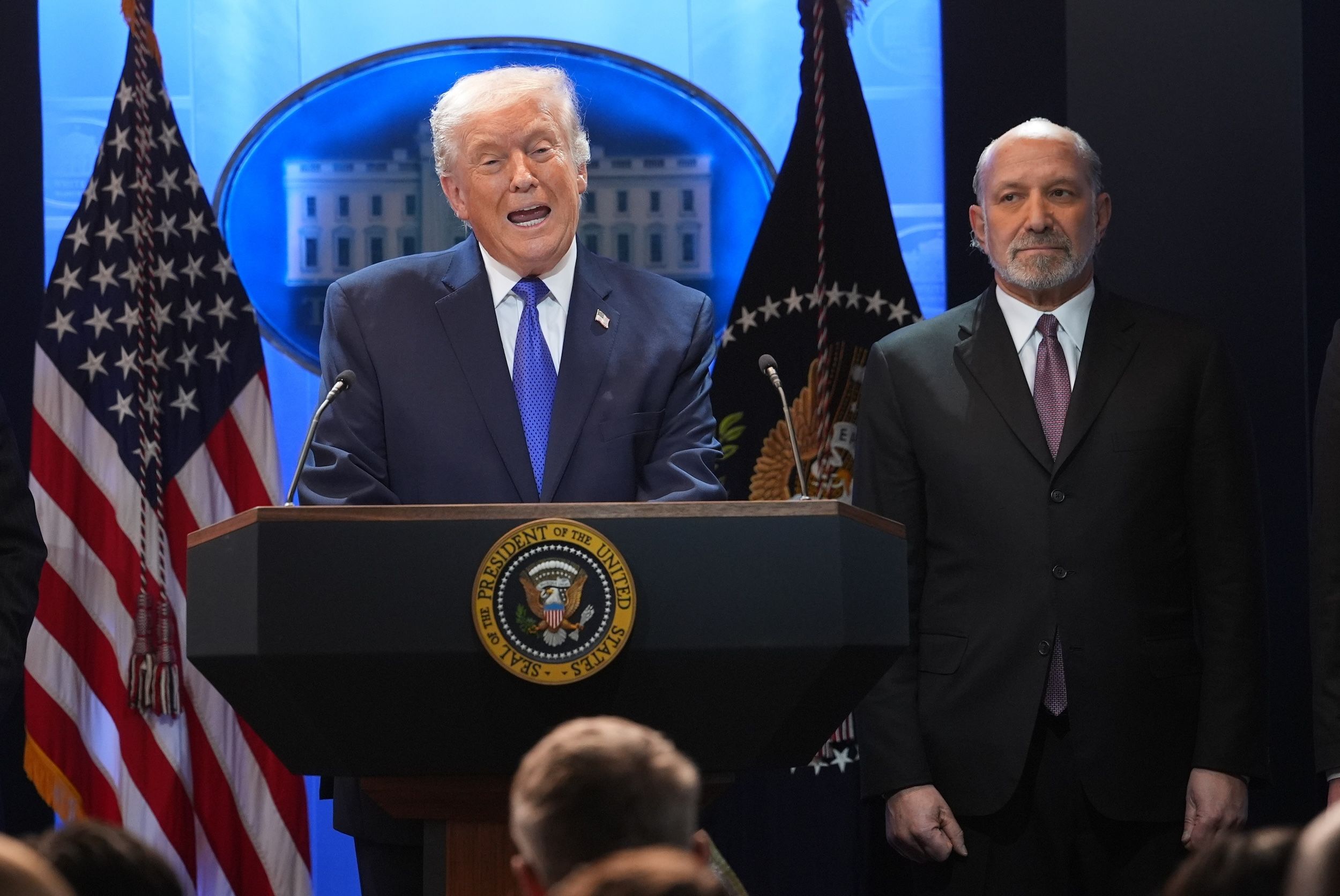 在對等關稅被判違憲後,美國總統川普召開記者會痛批大法官、宣稱要對全球進口商品課徵10%關稅。(美聯社)