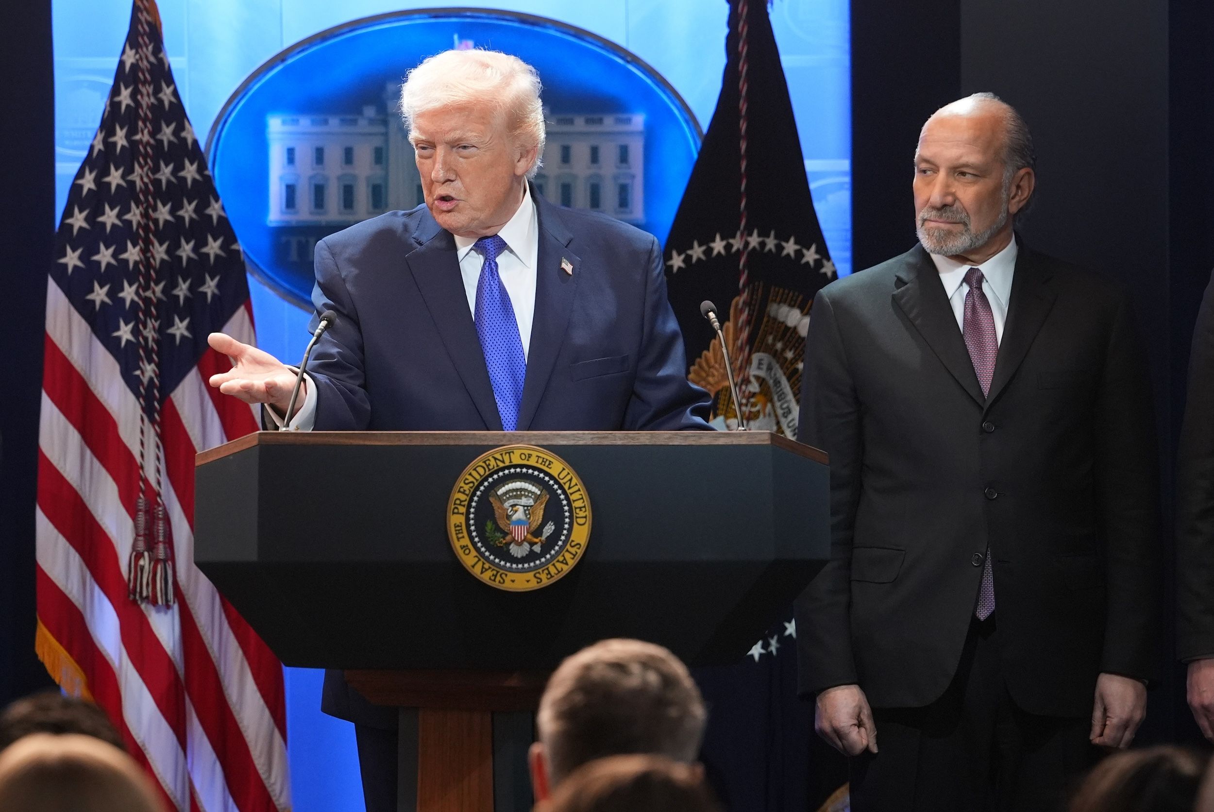 2026年2月20日，在美國聯邦最高法院宣告總統依據《國際緊急經濟權力法》逕行徵收的關稅違憲後，川普召開記者會批評反對大法官、強調將另尋法源收稅。（美聯社）