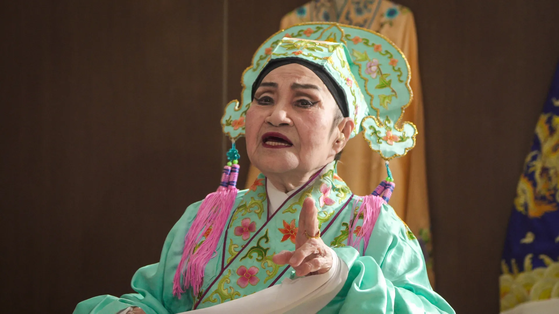 王束花藝師終身致力於歌仔戲傳唱。(圖/新北市文化局提供)