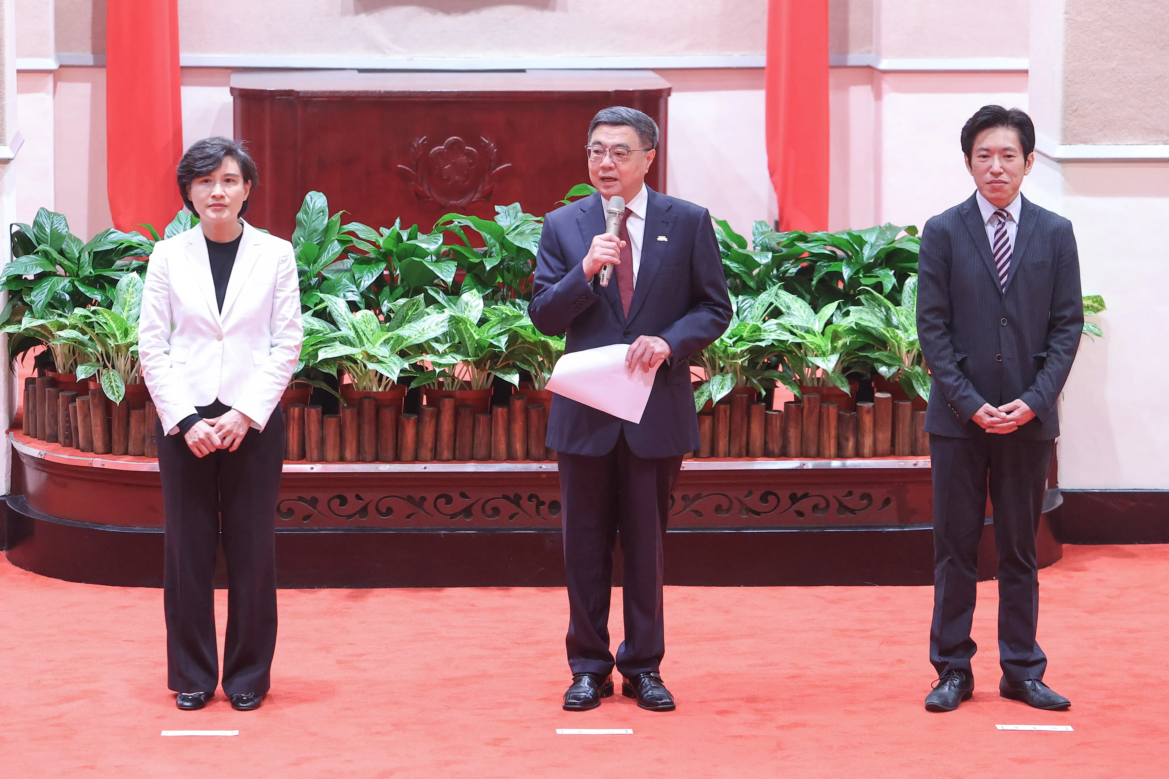 20260223-行政院長卓榮泰（中）、副院長鄭麗君（左）23日出席「行政院115年新春團拜」。（顏麟宇攝）