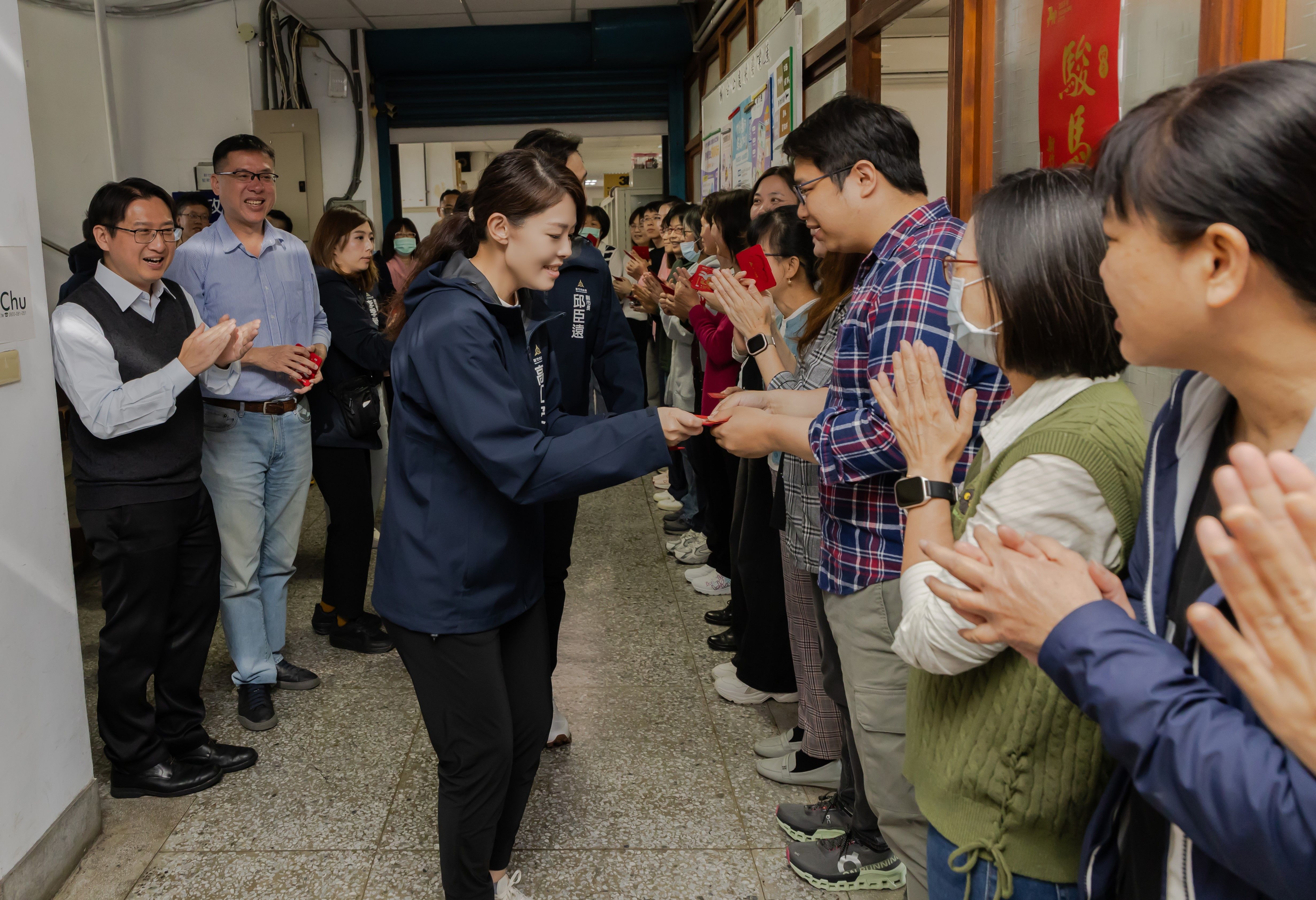 市長高虹安新春開工走訪各單位發放「駿馬迎福」小紅包，期盼同仁在新的一年持續努力。（圖／新竹市政府提供）