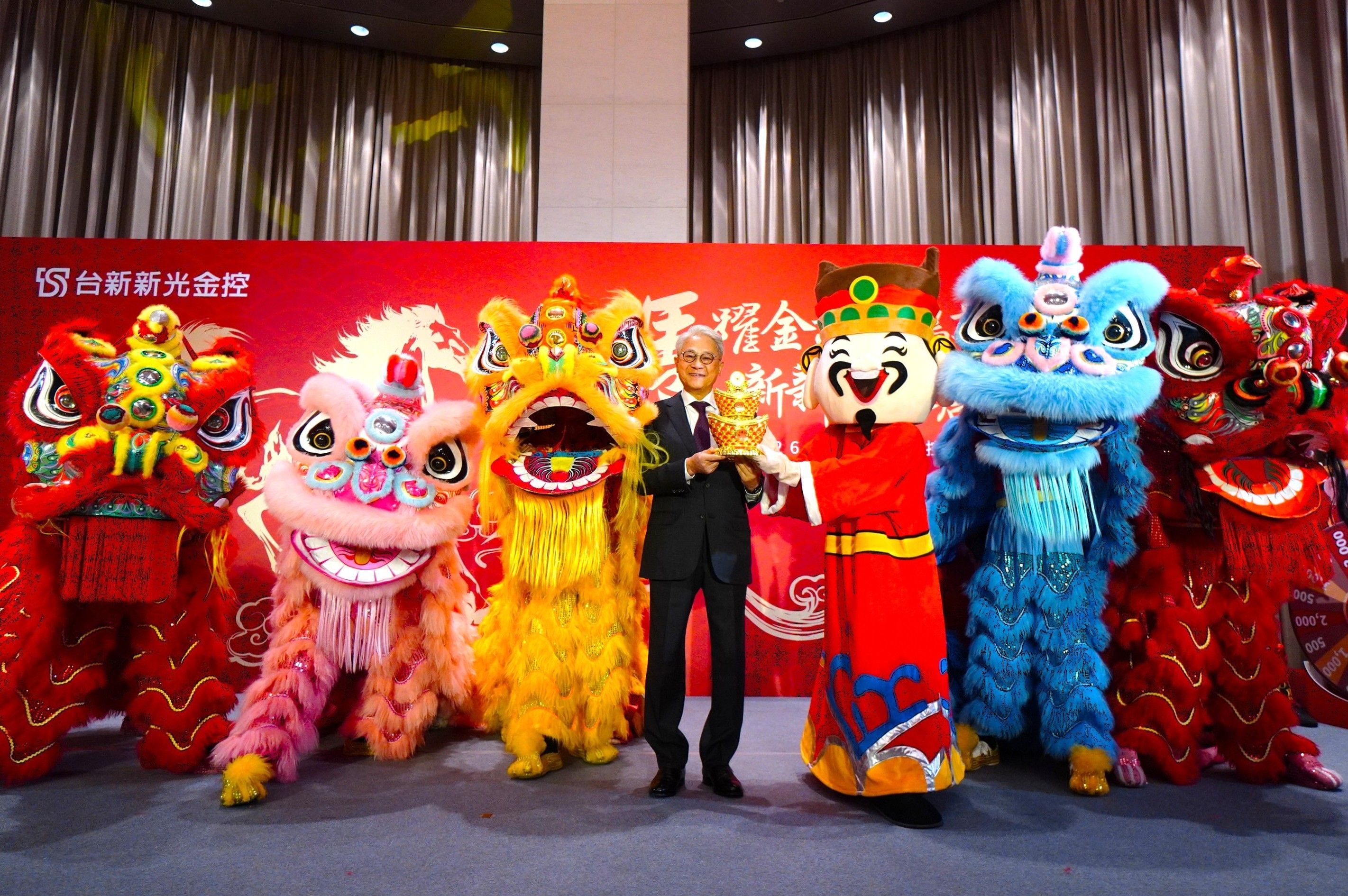 20260223-台新新光金控今(23)日舉辦合併後首次春節團拜,董事長吳東亮(圖中) 期勉員工並肩前行,再創高峰。(台新新光金提供)