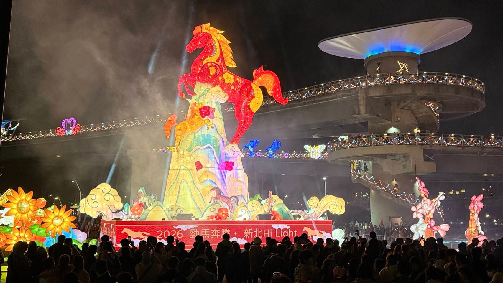 新北燈會3天狂吸150萬人潮，賞燈民眾擠爆大都會公園。(圖/新北市民政局提供)