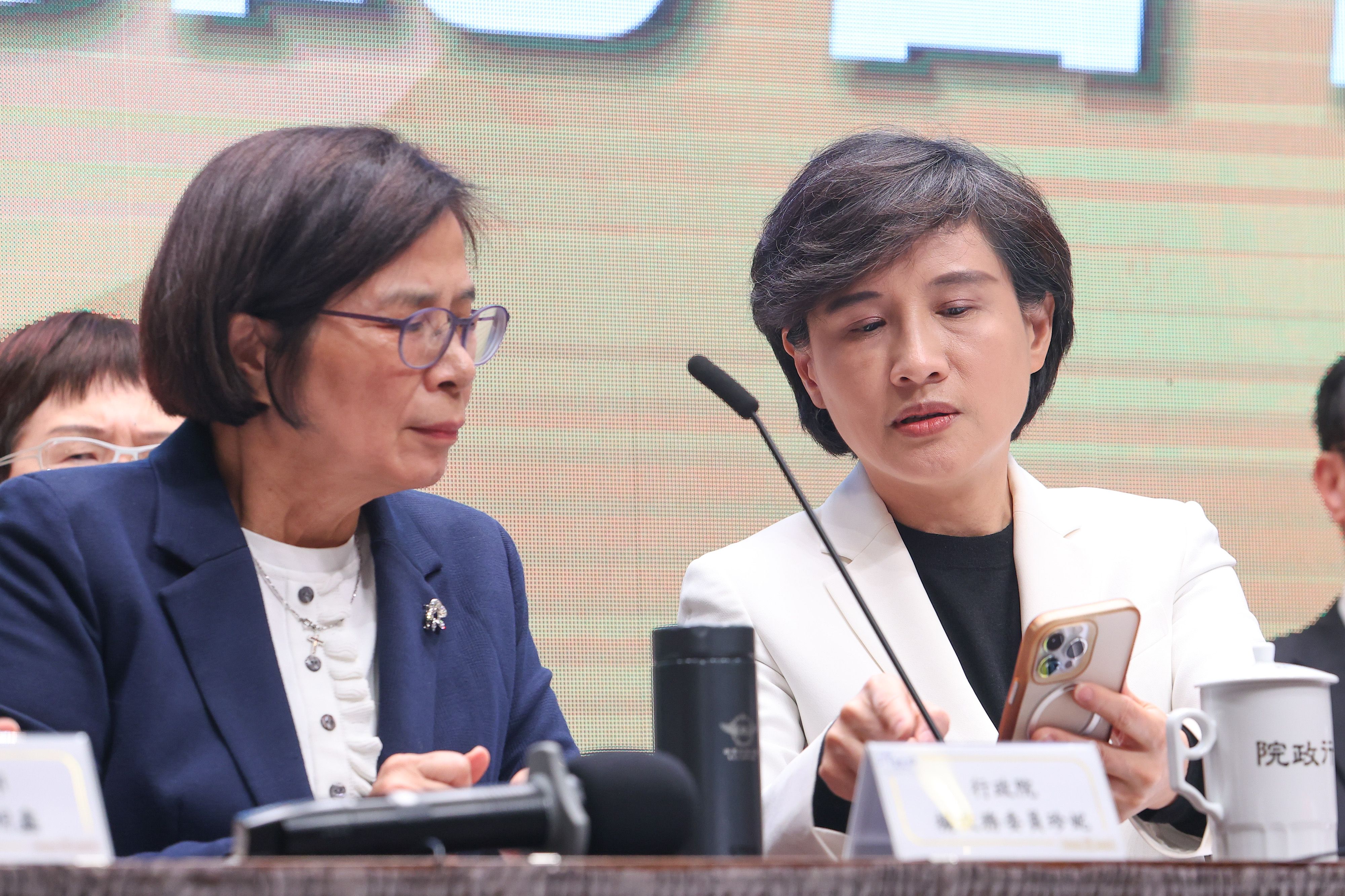 20260224-行政院副院長鄭麗君（右）、政委楊珍妮（左）24日舉行「關稅最新情勢說明記者會」。（顏麟宇攝）