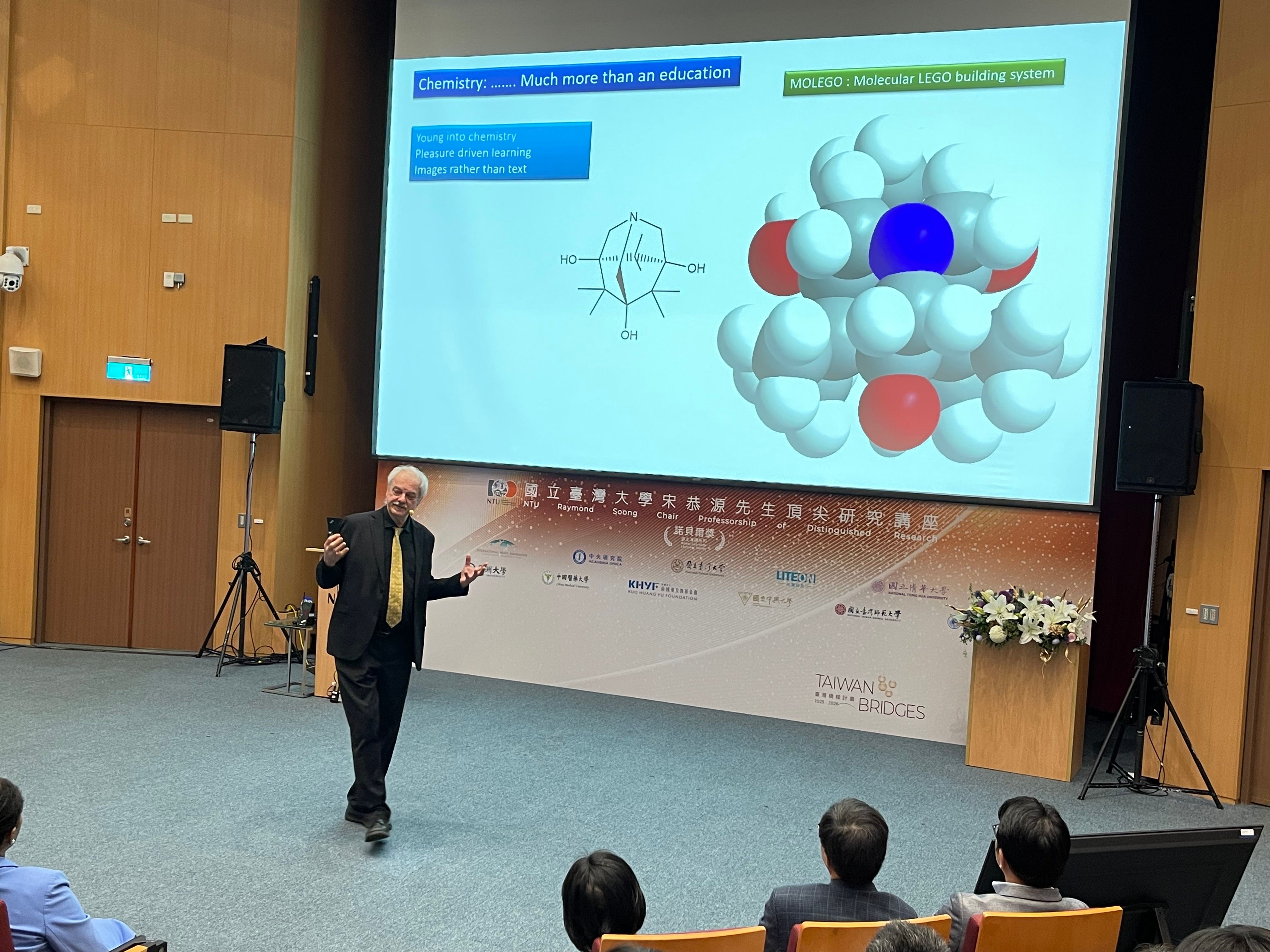 諾貝爾化學獎得主梅爾達爾正進行的研究是把光子轉換為氫。（謝錦芳攝）