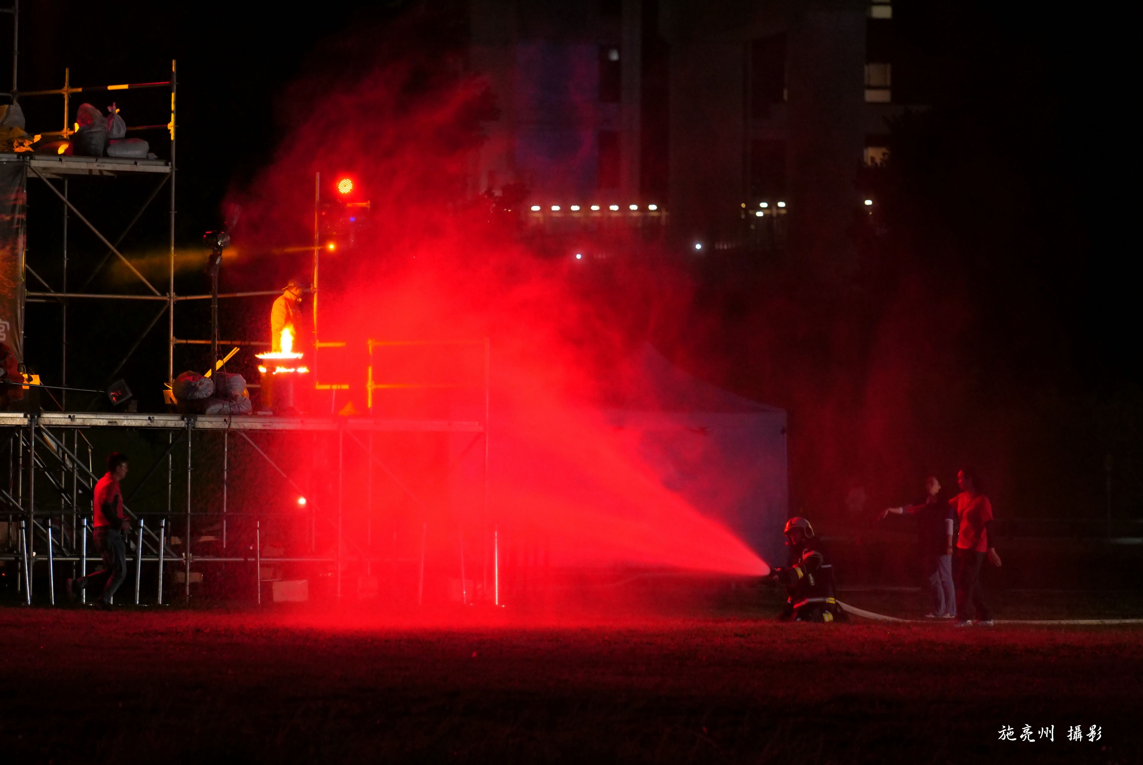 消防員在演前過度灑水，雖是防火美意，卻缺乏對地面摩擦力受損的風險評估。（作者提供）
