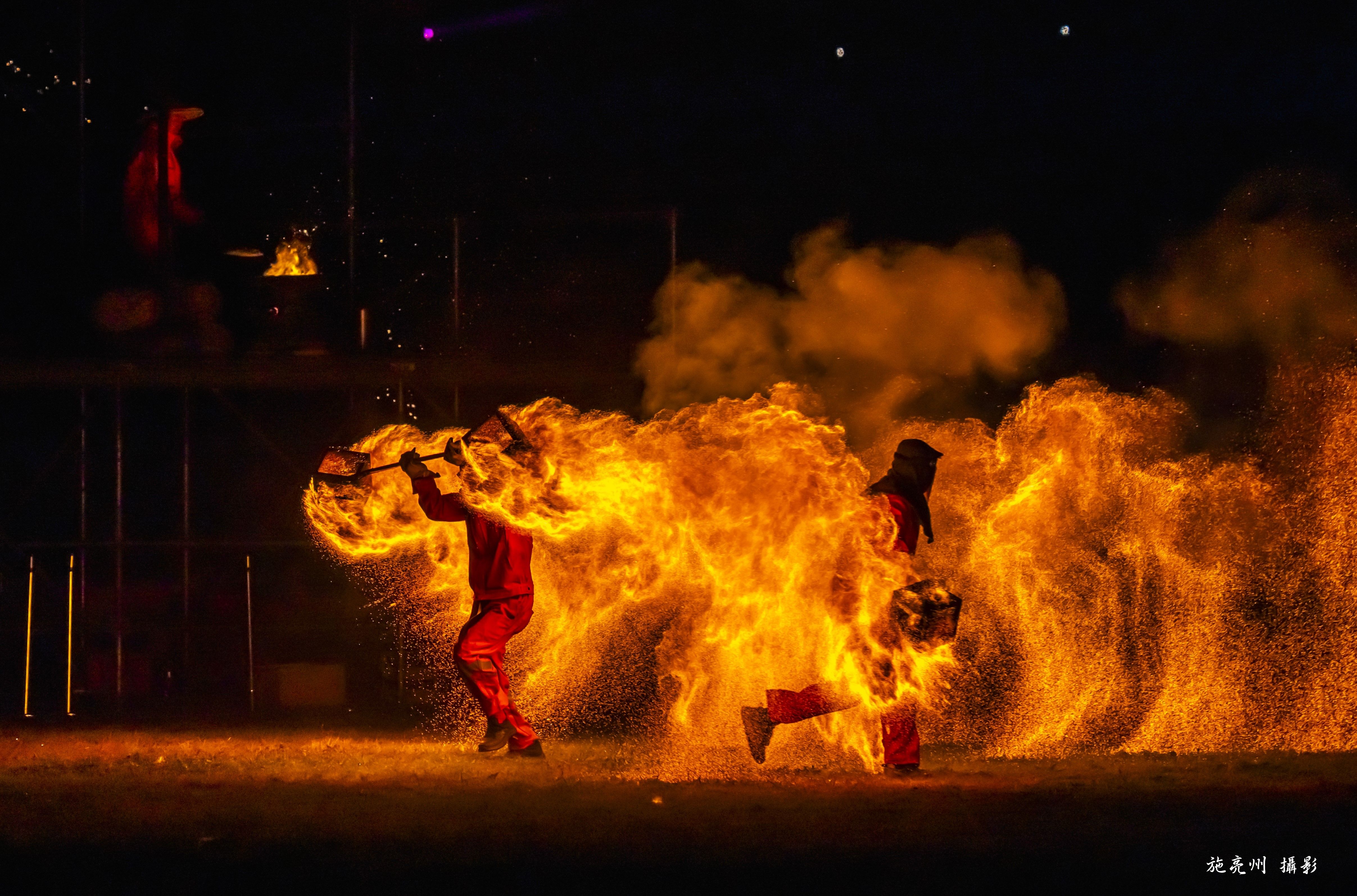 表影者展現驚人職業韌性，瞬間爬起完成演出，更顯主辦單位維護安全的急迫性。（作者提供）