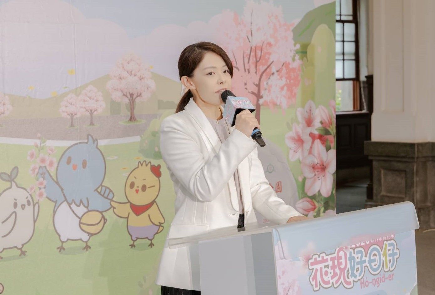 高虹安市長指出，今年賞櫻另一亮點為汀甫圳櫻花小徑夜櫻，市府透過光環境優化設計，形塑「美感新竹」氛圍。（圖／新竹市政府提供）