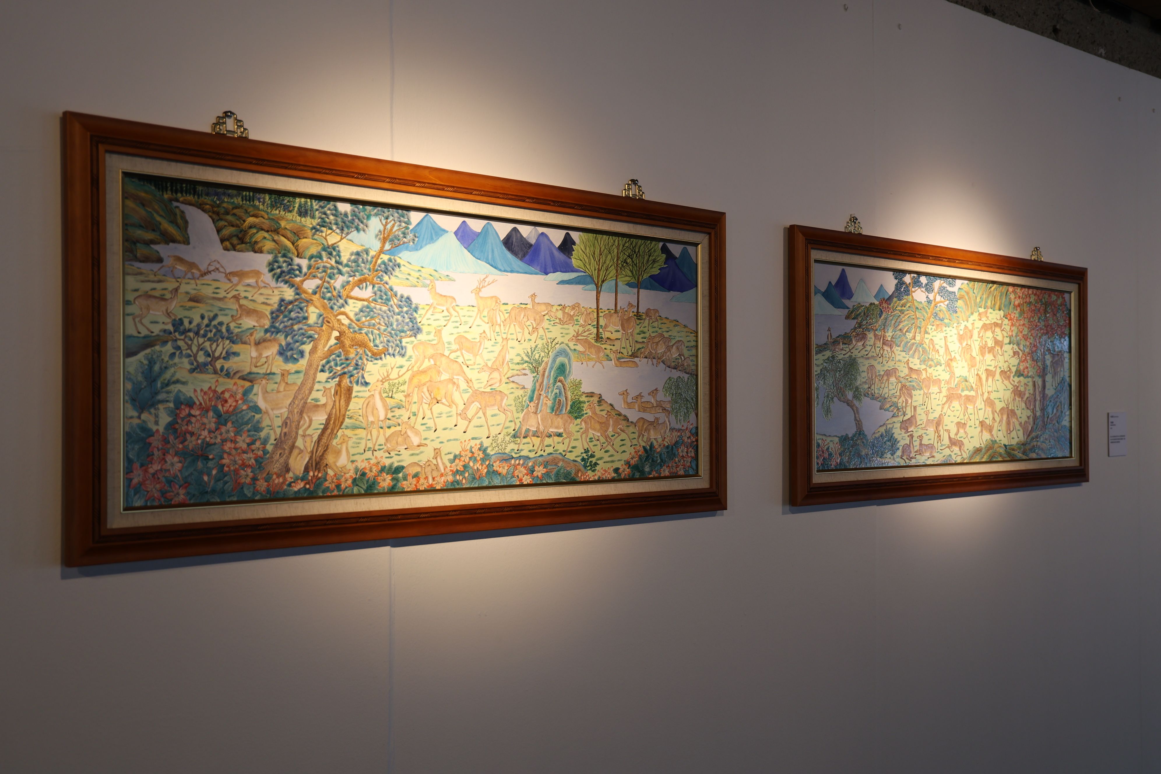 林發權《百鹿圖》以傳統瑞獸意象寄寓吉慶祝福，畫面繁盛而祥和。(圖/新北市立鶯歌陶瓷博物館)