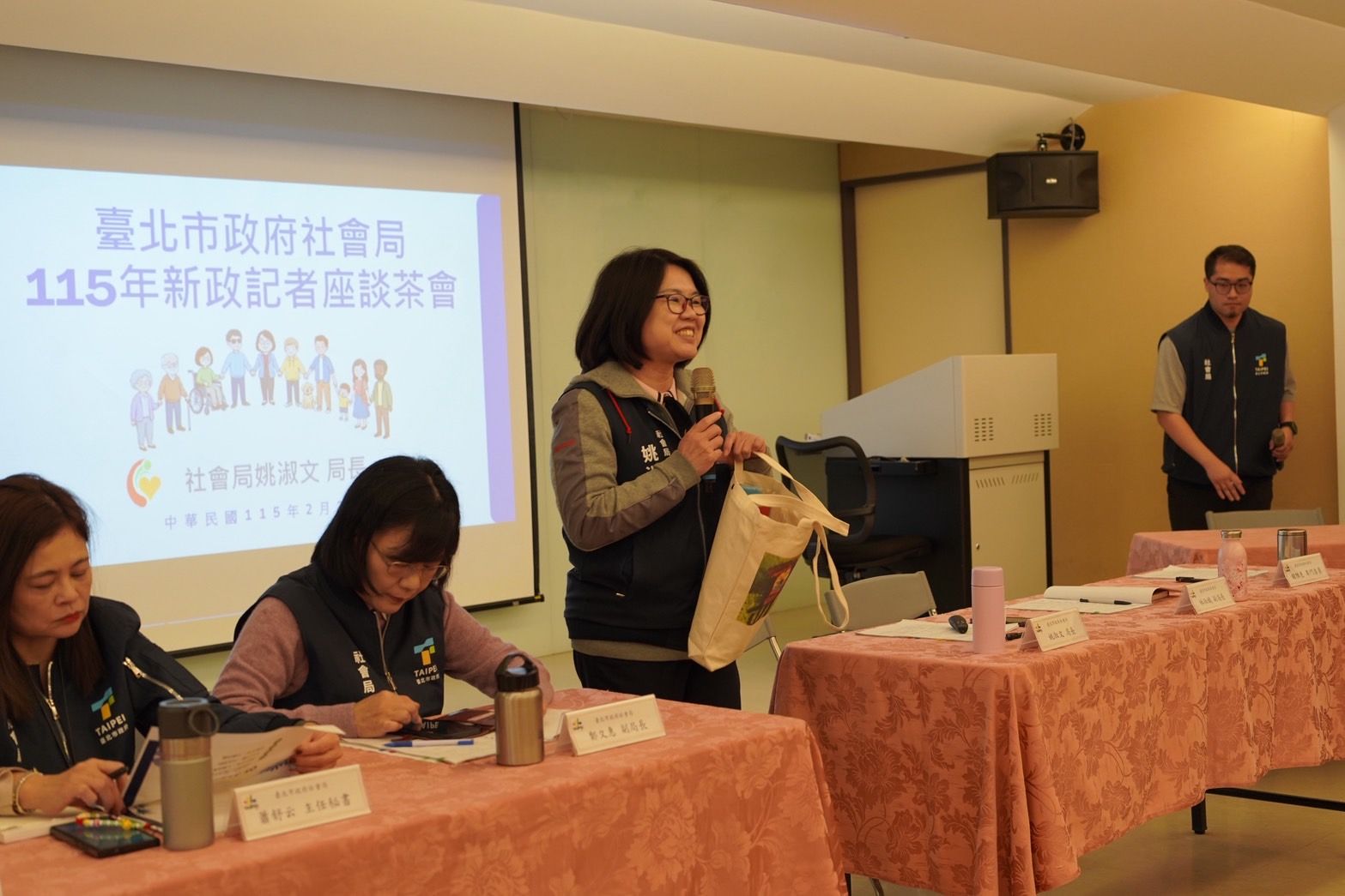 臺北市政府社會局長姚淑文於115年新政記者座談會中親自說明施政重點，強調以科技導入與跨域整合強化兒少守護與社會照顧體系，打造更具溫度的城市支持網絡。（圖/陳又嘉攝）