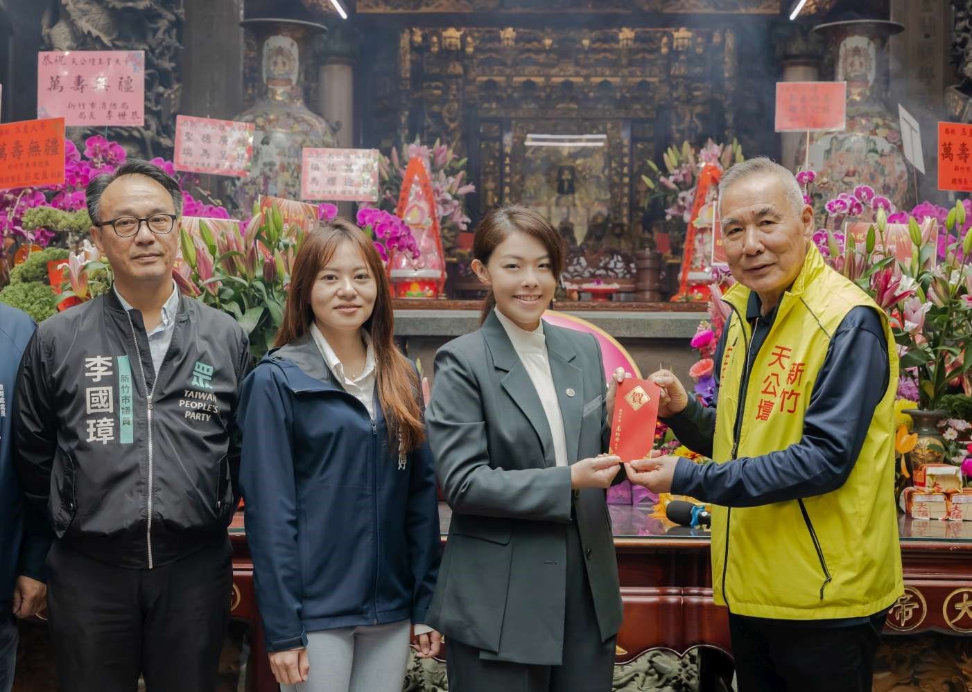 市長高虹安捐贈香油錢紅包予天公壇主委曾紹雄。（圖／新竹市政府提供）