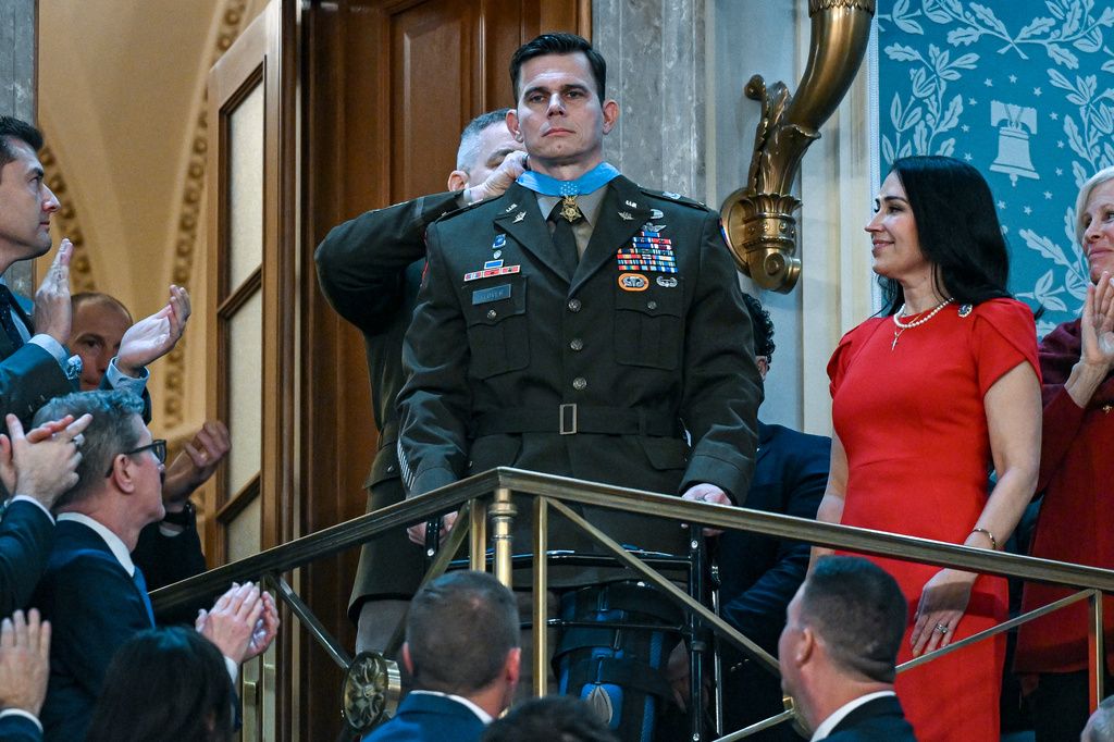 川普在國情咨文演說期間，特別頒發榮譽勳章給予突襲委內瑞拉有功的陸軍軍官Eric Slover。（美聯社）