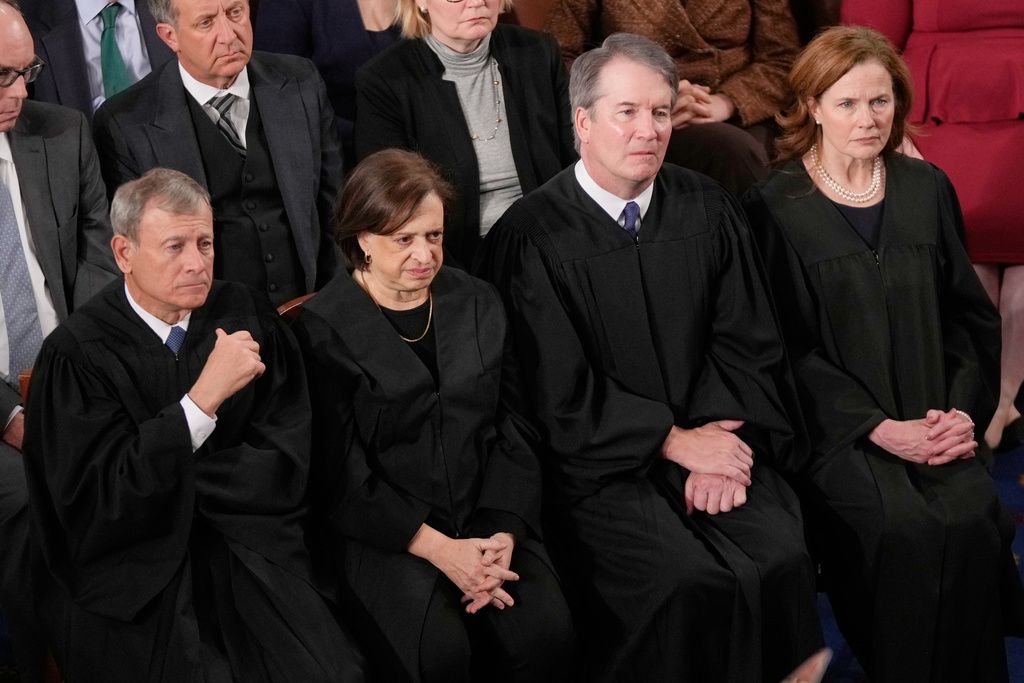 剛剛因關稅與川普槓上的最高法院大法官們也列席國情咨文現場。（美聯社）