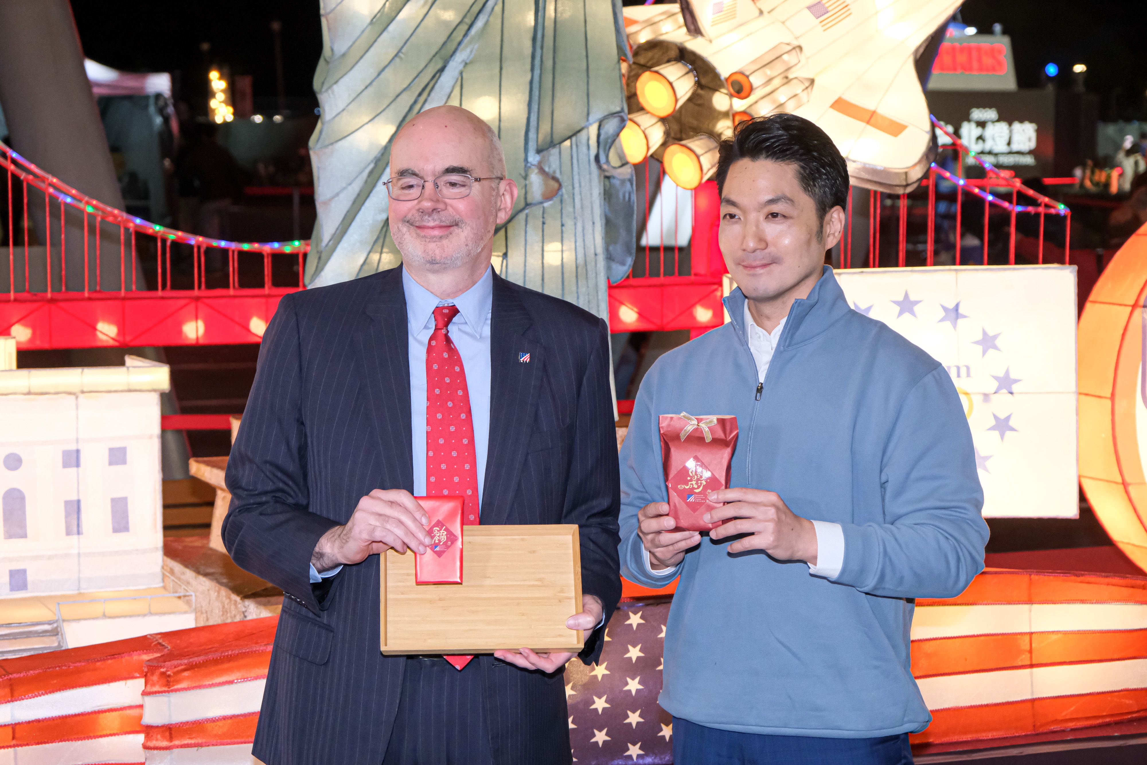 20260225-台北燈節於25日登場，圖為AIT處長谷立言（左）、台北市長蔣萬安（右）。（劉偉宏攝）