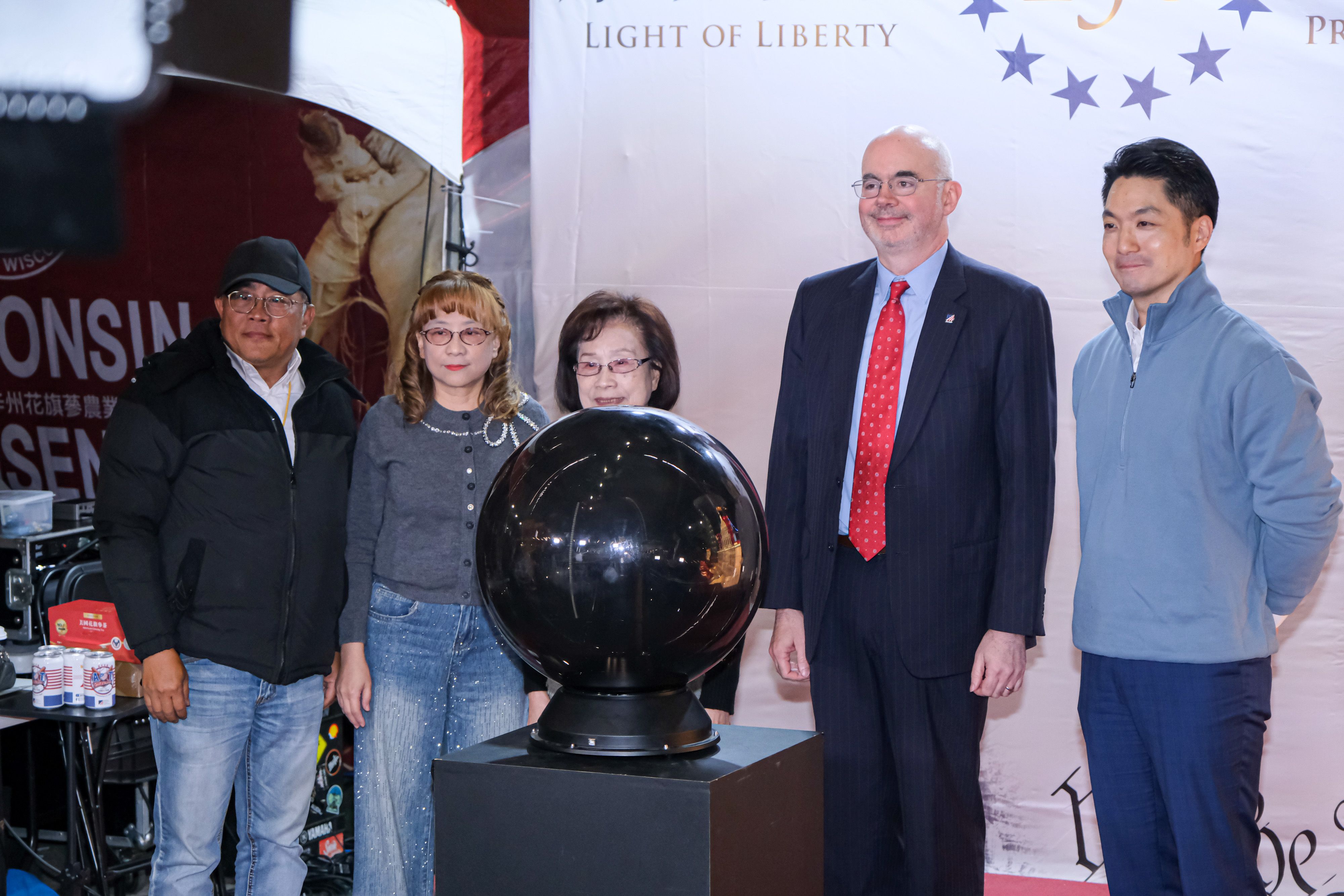 20260225-台北燈節於25日登場，圖為AIT處長谷立言（右二）、台北市長蔣萬安（右）。（劉偉宏攝）