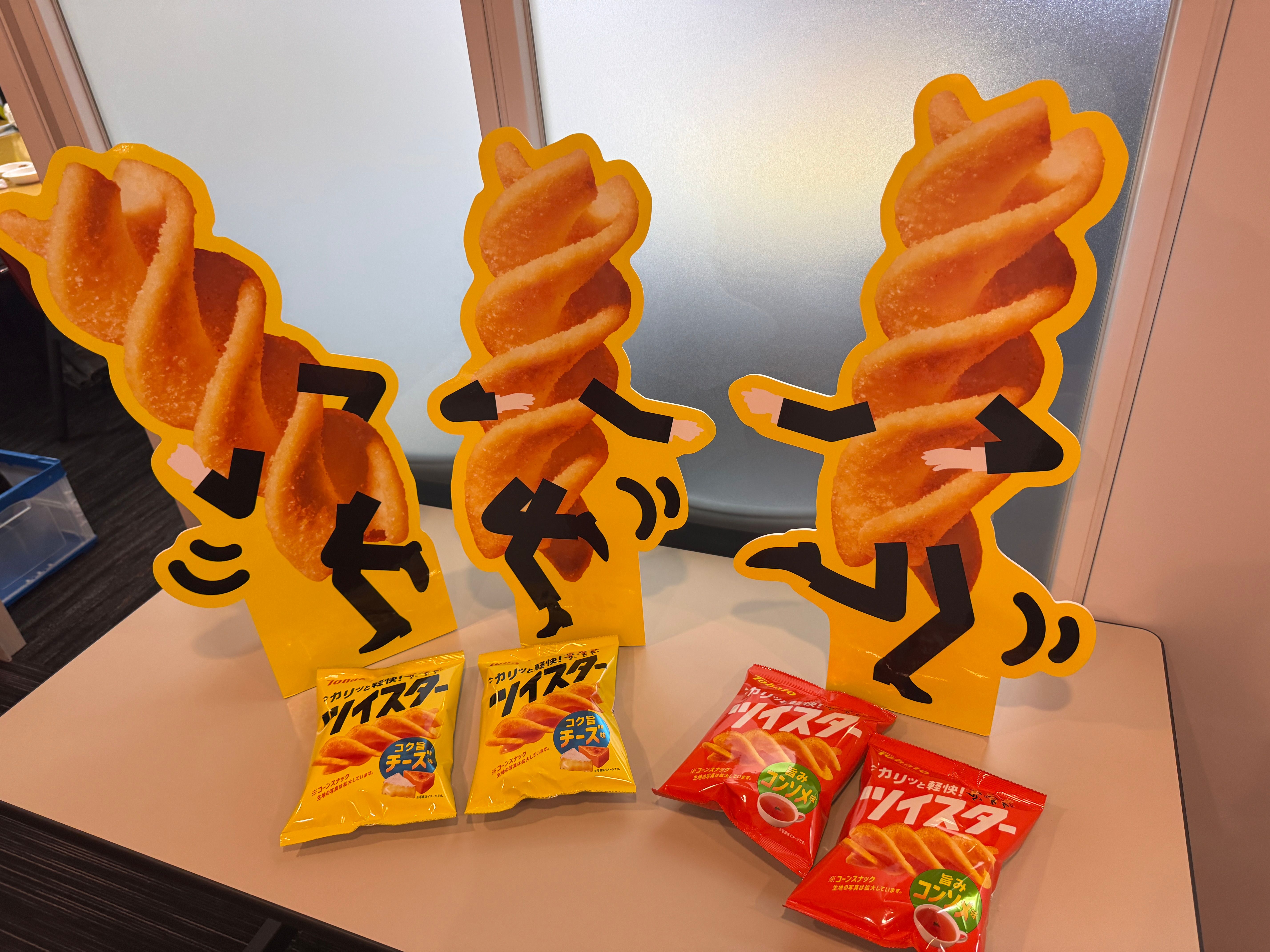 東ハトが6年かけ開発した新スナック「ツイスター」は、コーンとポテトを融合させた独自のらせん形状で、動画視聴時の没入感を高める「カリッと軽快」な新食感を実現した。黃信維