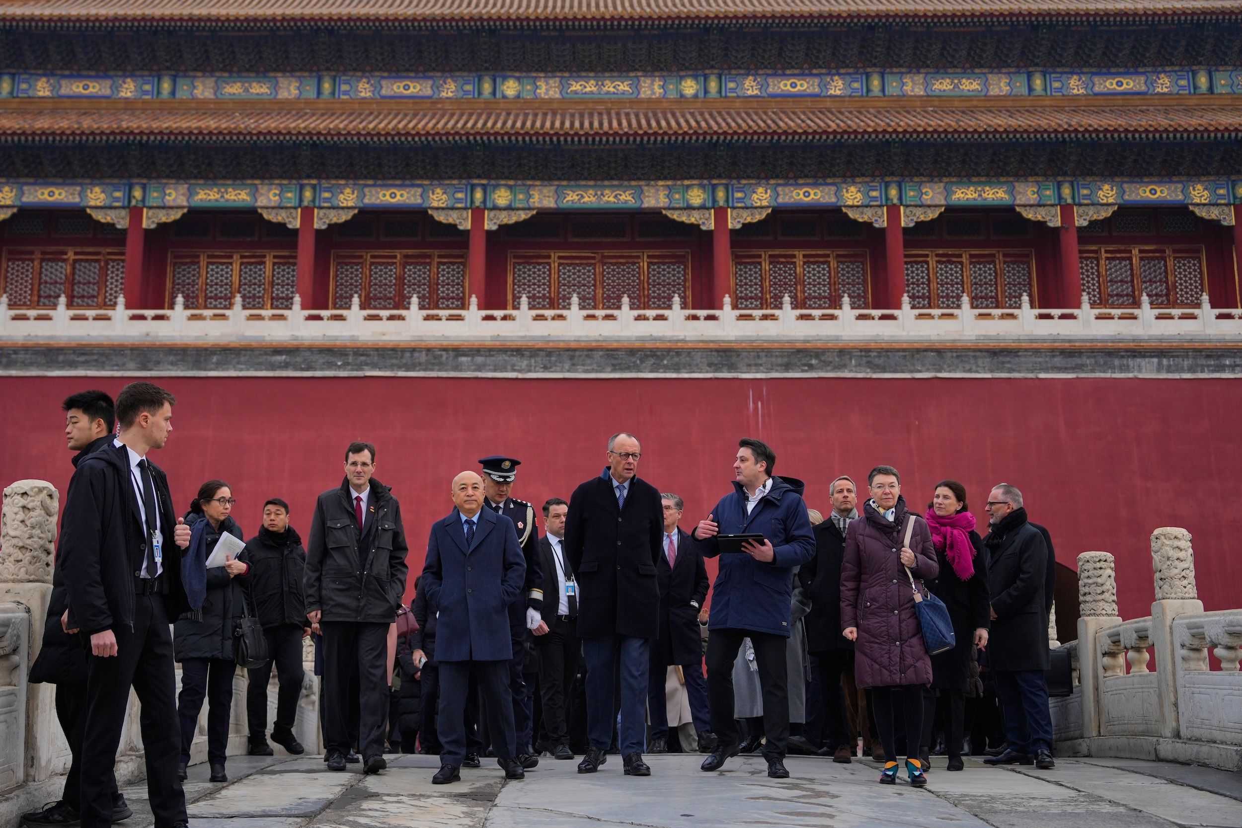 2026年2月26日，德國總理梅爾茨參觀北京故宮，德國考古研究所（DAI）北京分所所長多米尼克·霍斯納正在負責導覽。（美聯社）