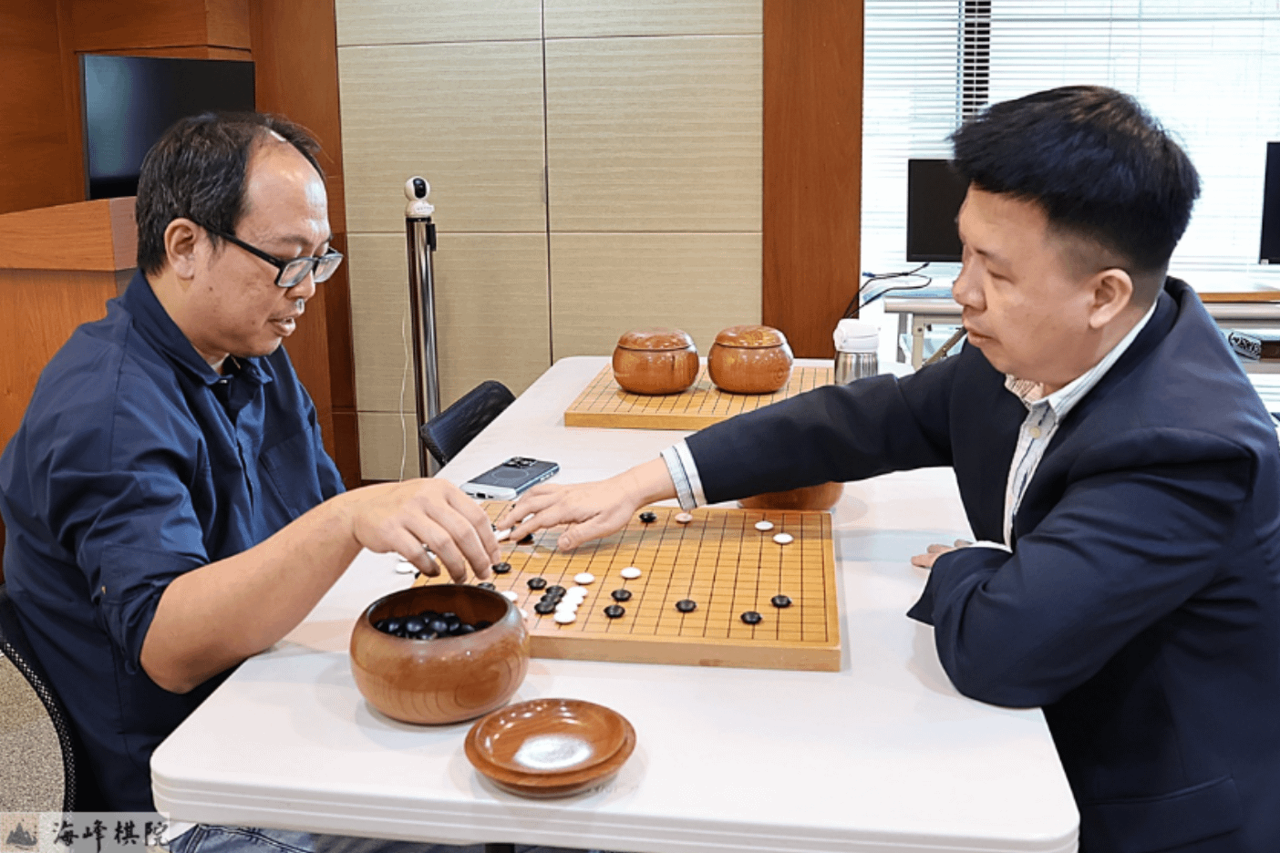 （左）劉耀文六段 ＆（右）周俊勛九段覆盤。（海峰棋院）