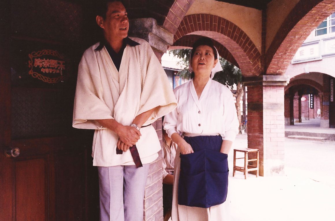 《天馬茶房》故事即是以228事件的引爆點「天馬茶房」為背景。圖左起：龍劭華、陳淑芳。（圖／鴻聯國際開發股份有限公司提供）