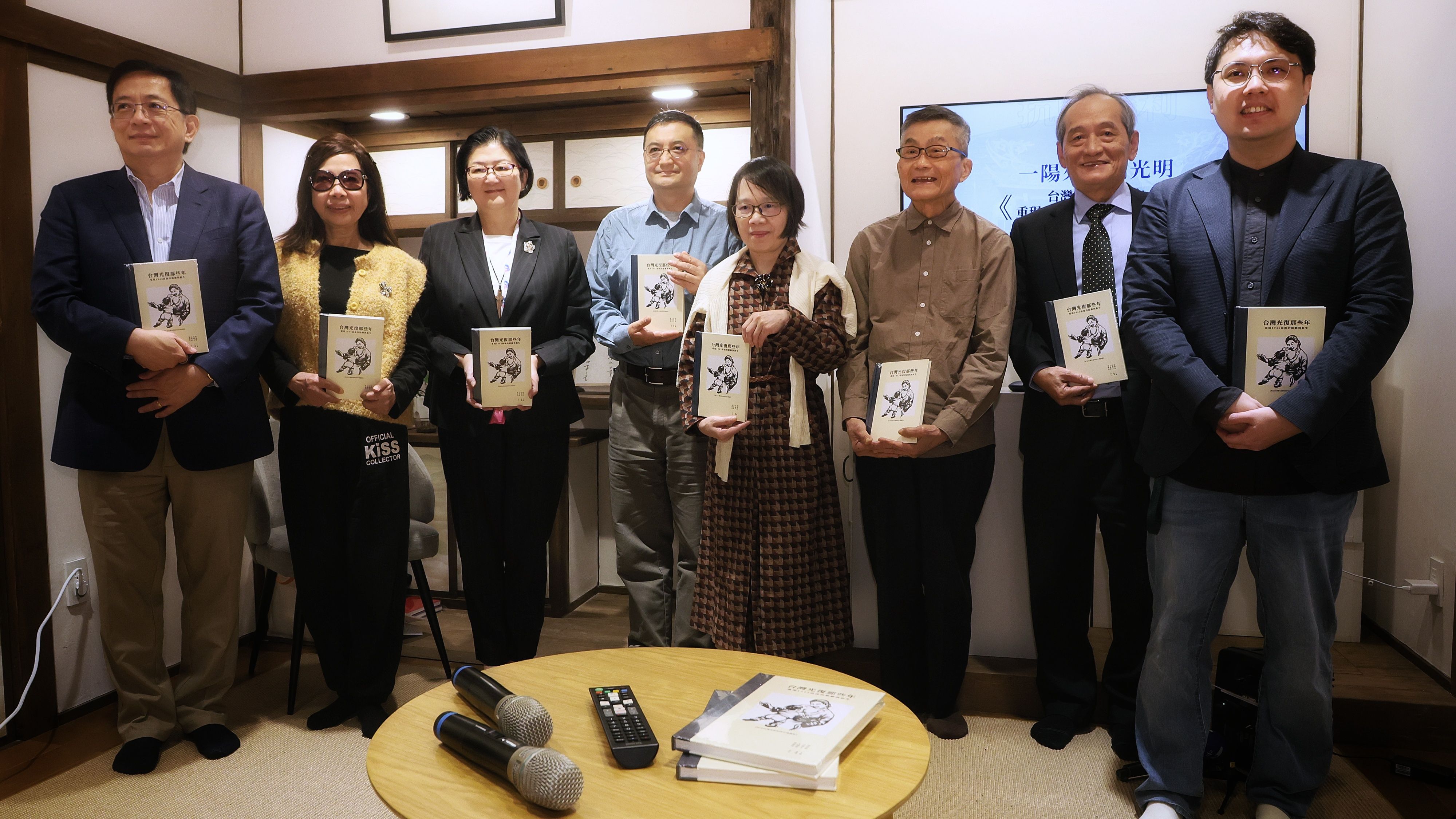 20260226-原鄉人文化工作室執行長張鈞凱（右起）、台灣抗日志士親屬協進會創會會長林光輝、詩人作家施善繼、台大中國文學系特聘教授陳昭瑛、中研究院近代史研究所副研究員吳啟訥、前台大校長管中閔26日出席原鄉人文化工作室舉辦的「台灣光復那些年：重現1945前