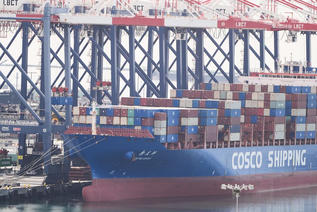 美國加州港口內，大批貨櫃等待裝船運出。（美聯社）