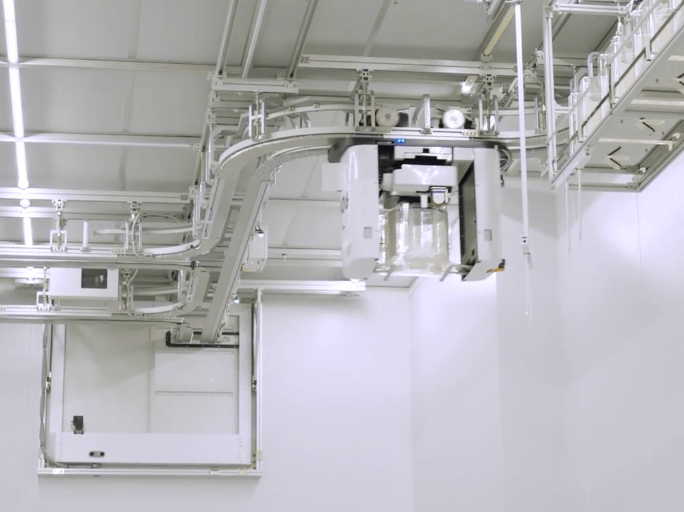 在環球晶圓工廠，一台高架升降運輸機將晶圓從一台機器運送到另一台機器。（ALEXANDER HOTZ/WSJ）