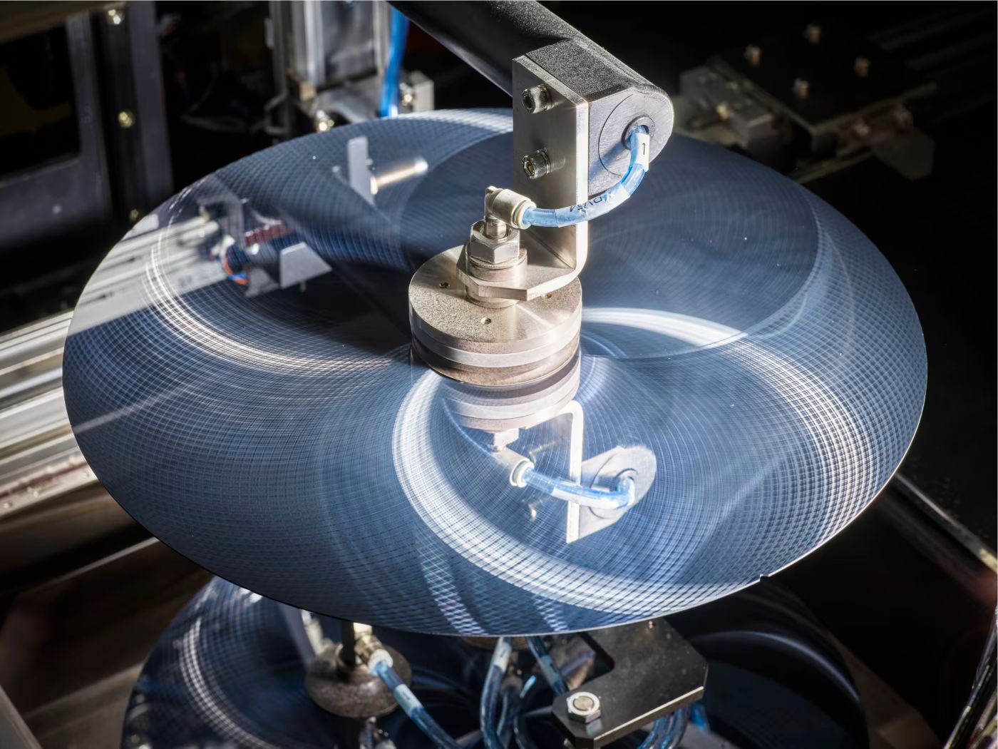 謝爾曼的一塊矽晶片在研磨後。（Christopher Payne for WSJ）