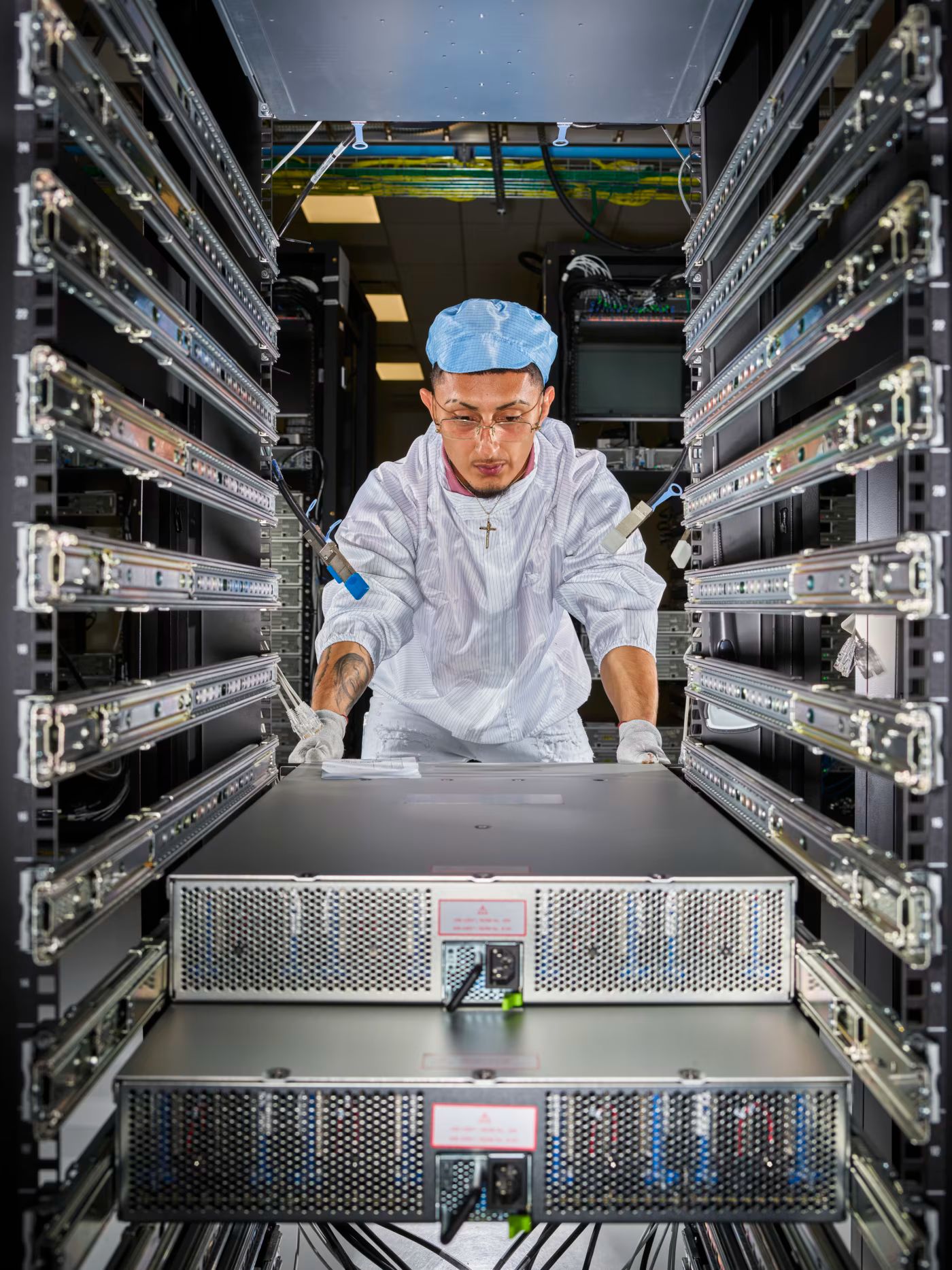 測試結束後，從工作站移除蘋果伺服器。（Christopher Payne for WSJ）