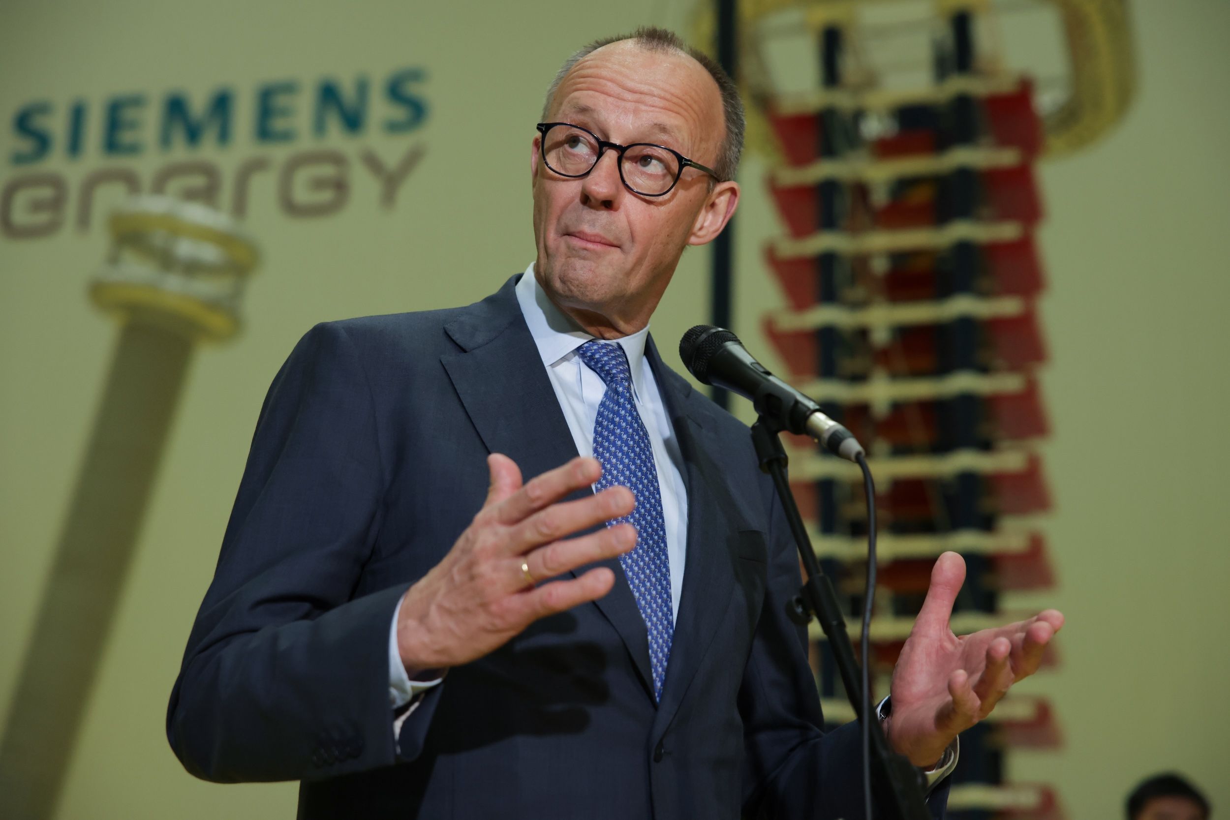 2026年2月26日，德國總理梅爾茨在參觀西門子能源時對媒體發表講話。（美聯社）